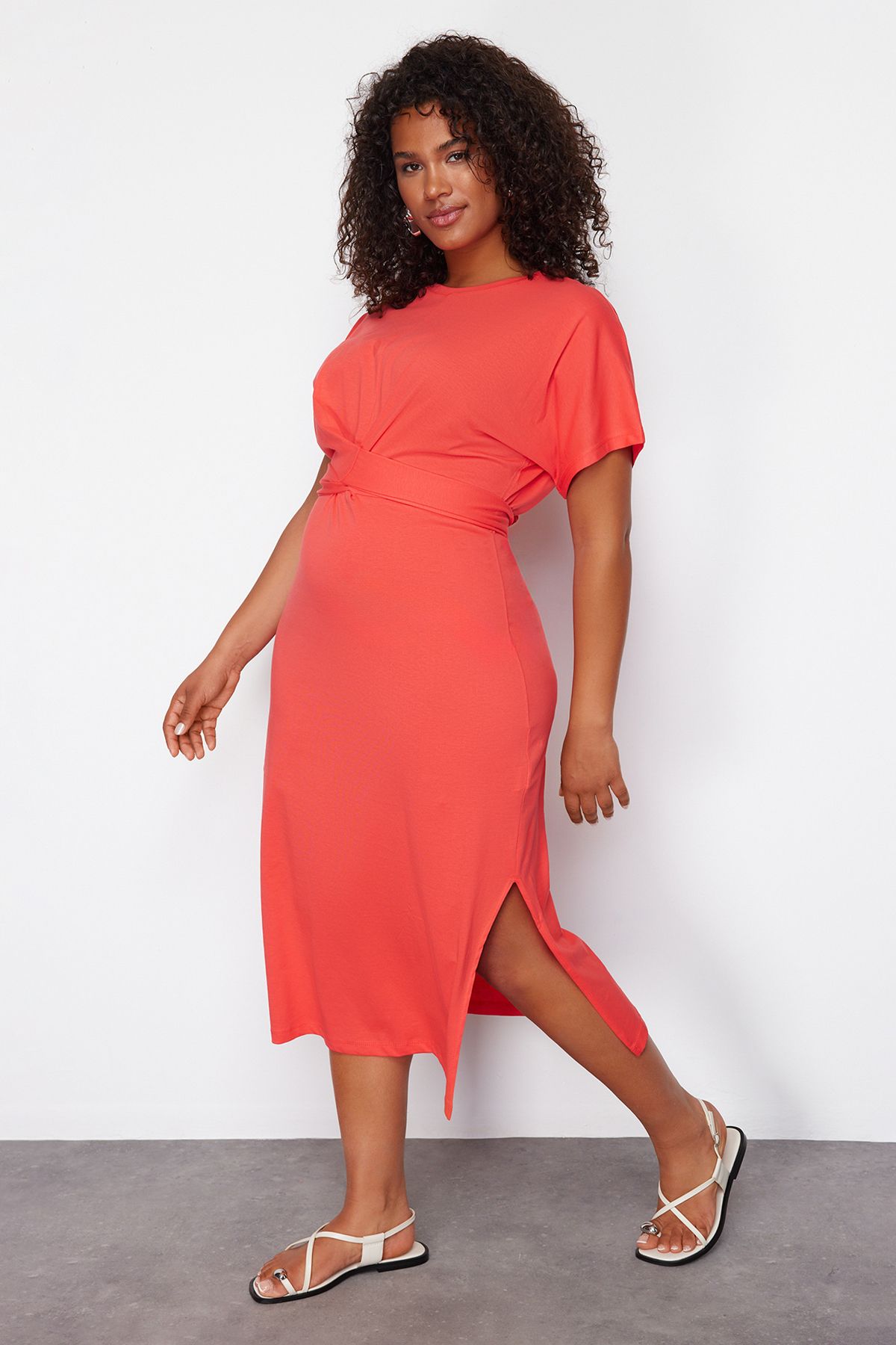 Trendyol Curve-Rotes Maxi-/Lang-Strickkleid – Gerader Schnitt, Bindedetail und Schlitz 100 % Baumwolle TBBSS22EL1640 2