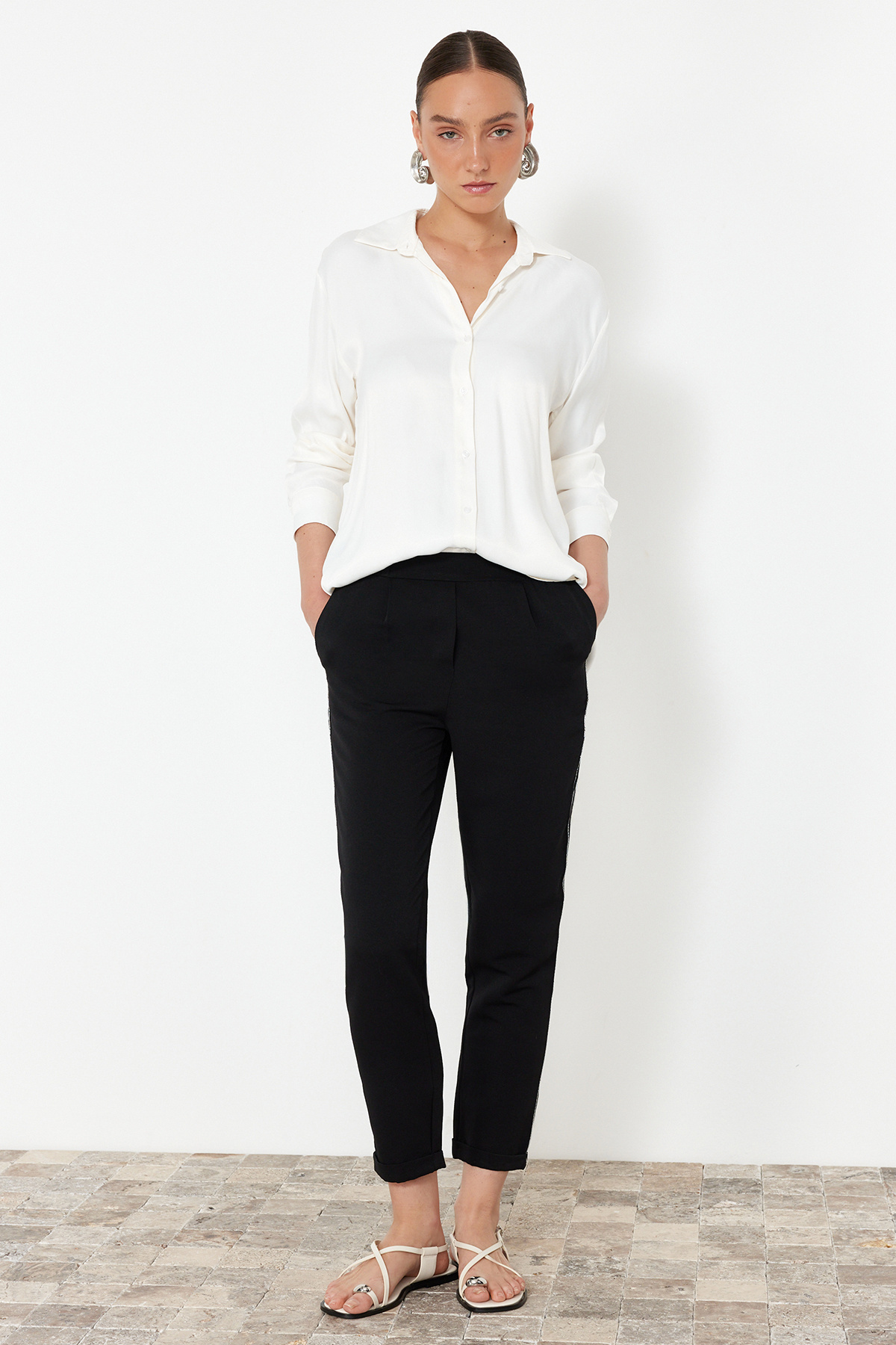 Trendyolmilla  Siyah Beli Lastikli Keten Görünümlü Yanı Sim Şeritli Dokuma Pantolon TWOSS24PL00149 - Görsel 2