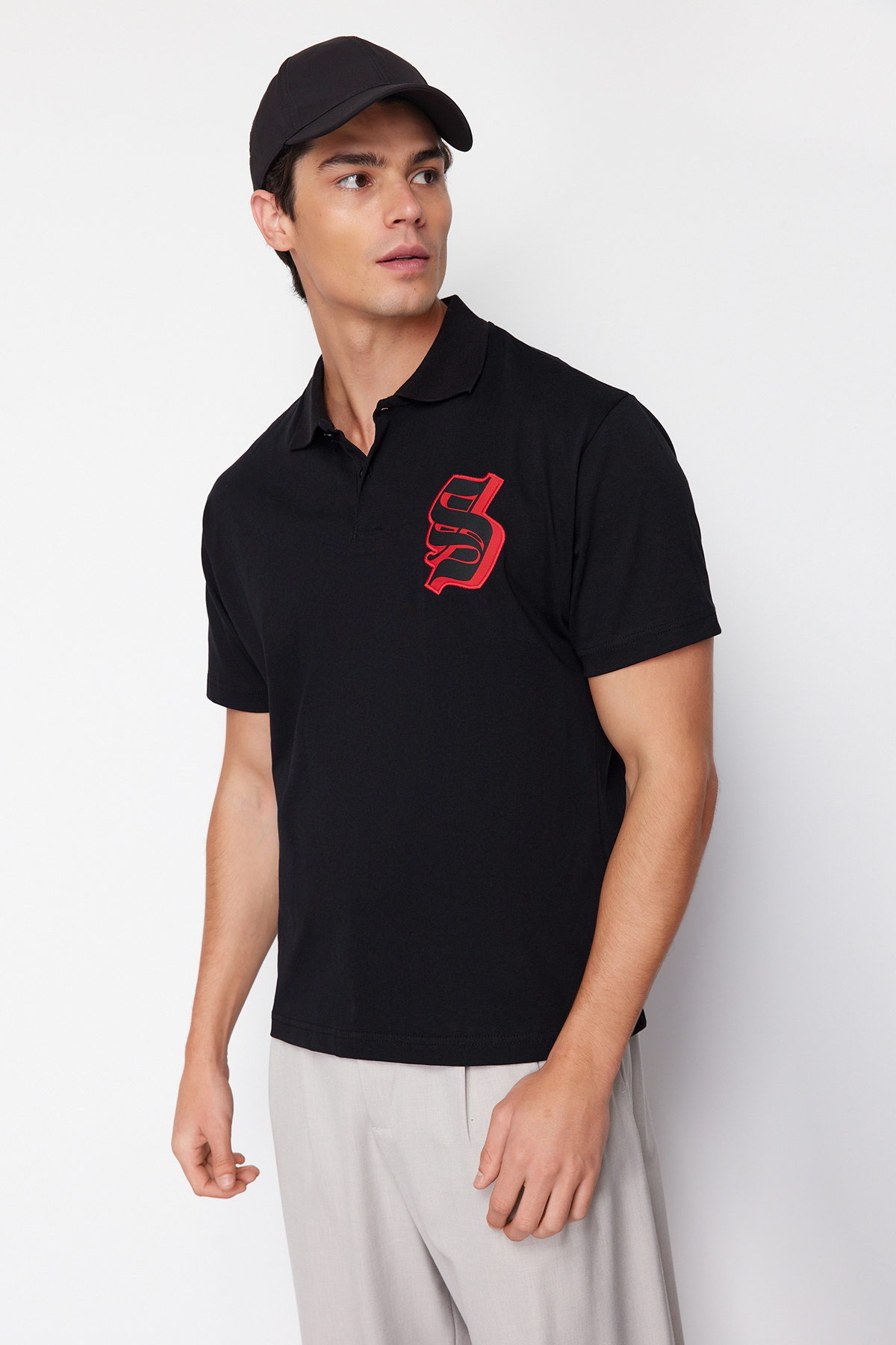Trendyolmilla Man Siyah Oversize/Geniş Kesim Harf Nakışlı Polo Yaka T-shirt TMNSS24PO00025