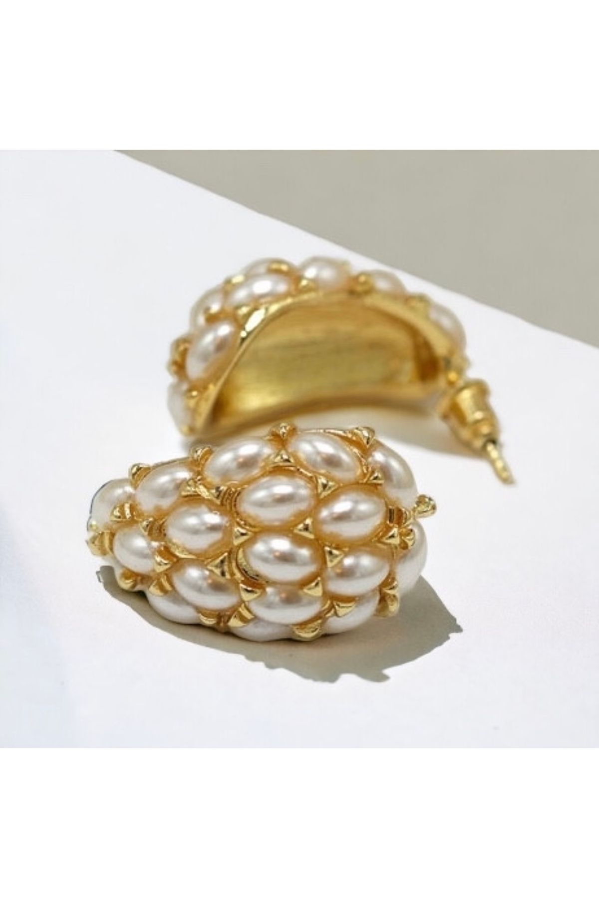 neslyaccessories-الفولاذ المقاوم للصدأ - أقراط نموذجية متدلية بتفاصيل اللؤلؤ (3 سم) 1
