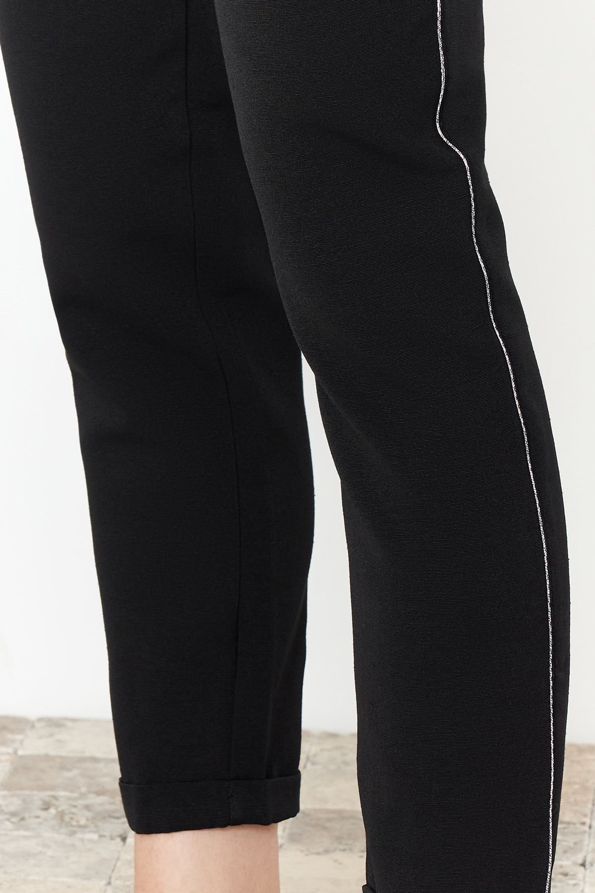 Trendyolmilla  Siyah Beli Lastikli Keten Görünümlü Yanı Sim Şeritli Dokuma Pantolon TWOSS24PL00149 - Görsel 4