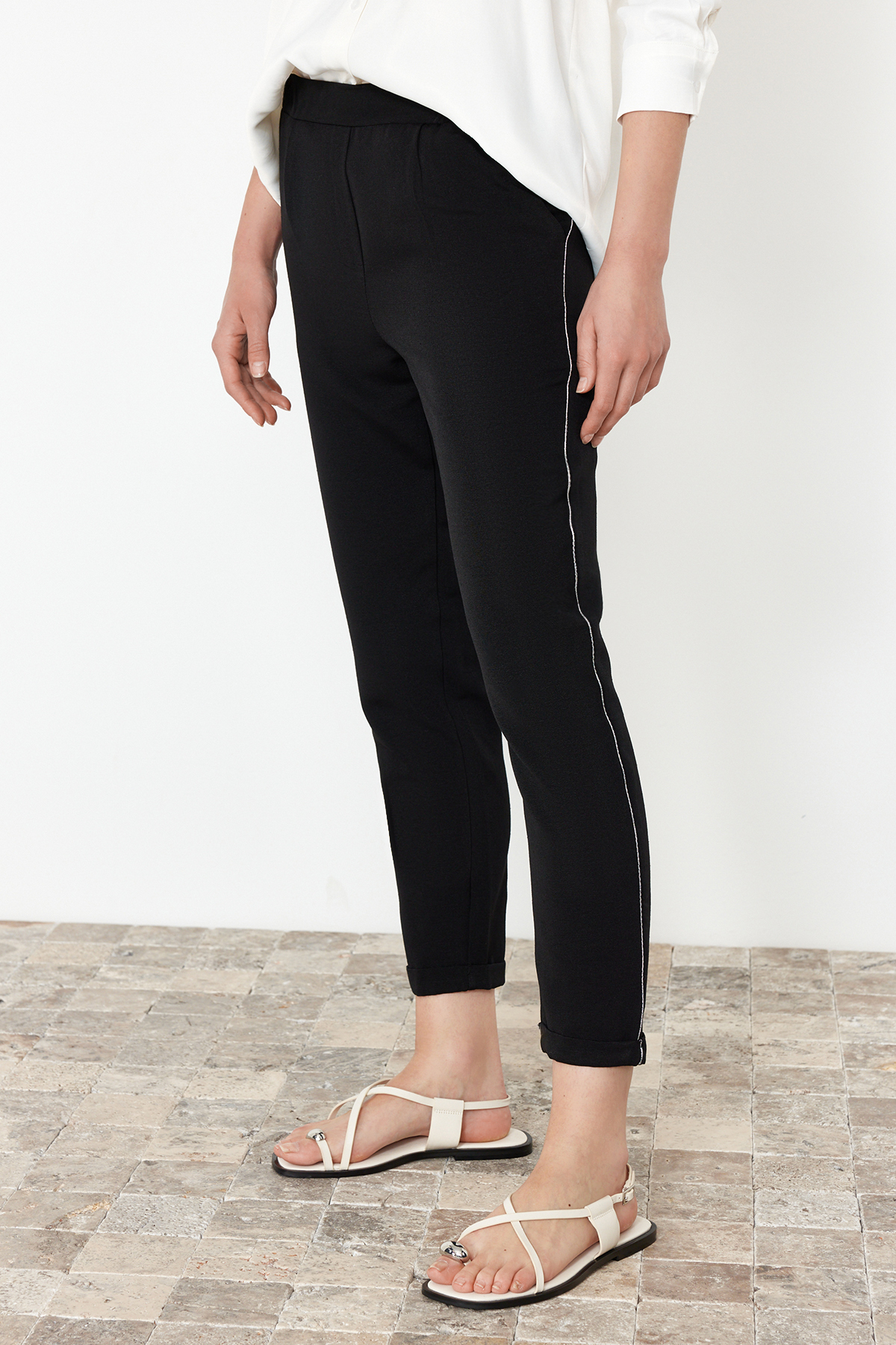 Trendyolmilla  Siyah Beli Lastikli Keten Görünümlü Yanı Sim Şeritli Dokuma Pantolon TWOSS24PL00149 - Görsel 5