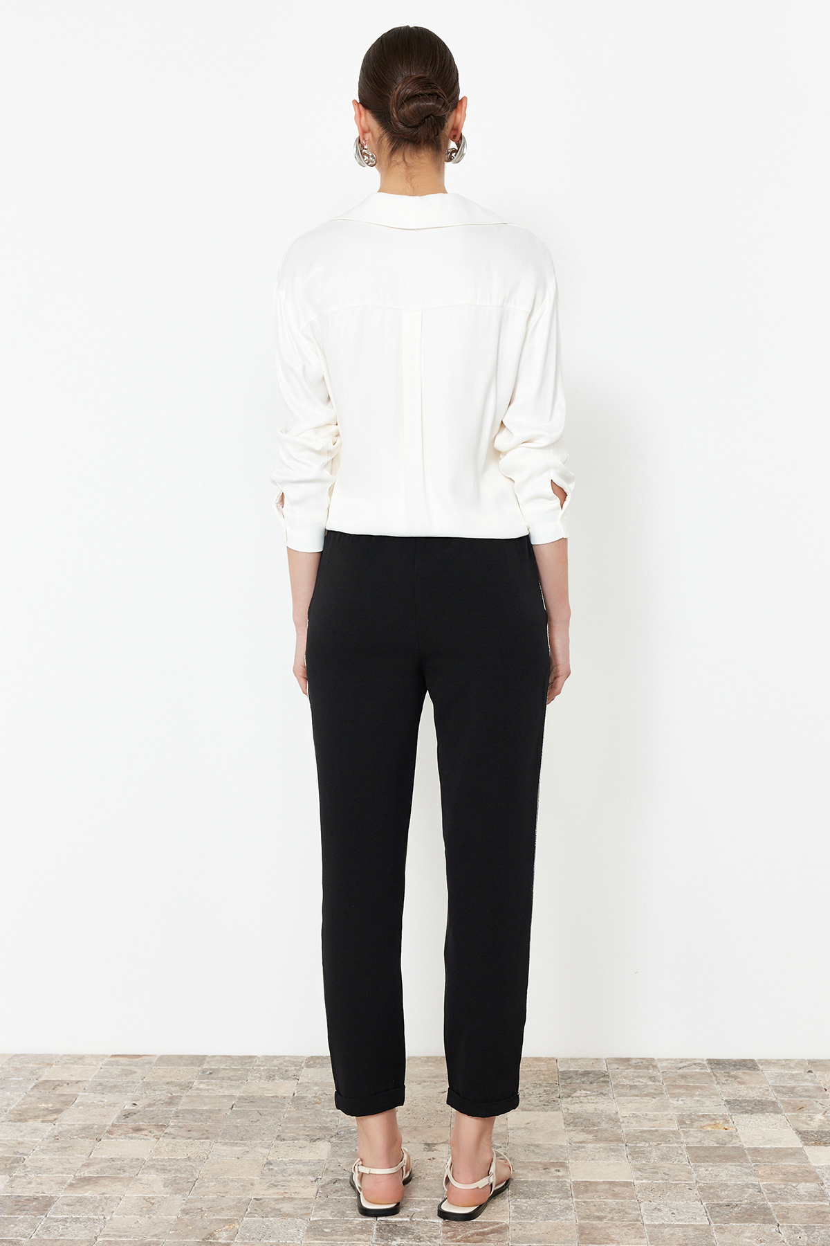 Trendyolmilla  Siyah Beli Lastikli Keten Görünümlü Yanı Sim Şeritli Dokuma Pantolon TWOSS24PL00149 - Görsel 6