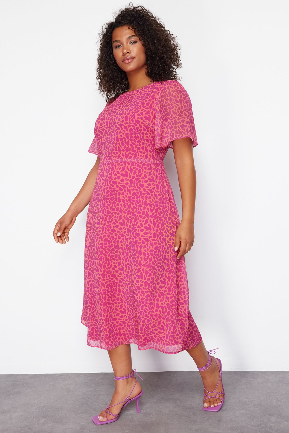 Trendyol Curve Midi tkané šaty fuchsiového zvieracieho vzoru A-line TBBSS23AH00274
