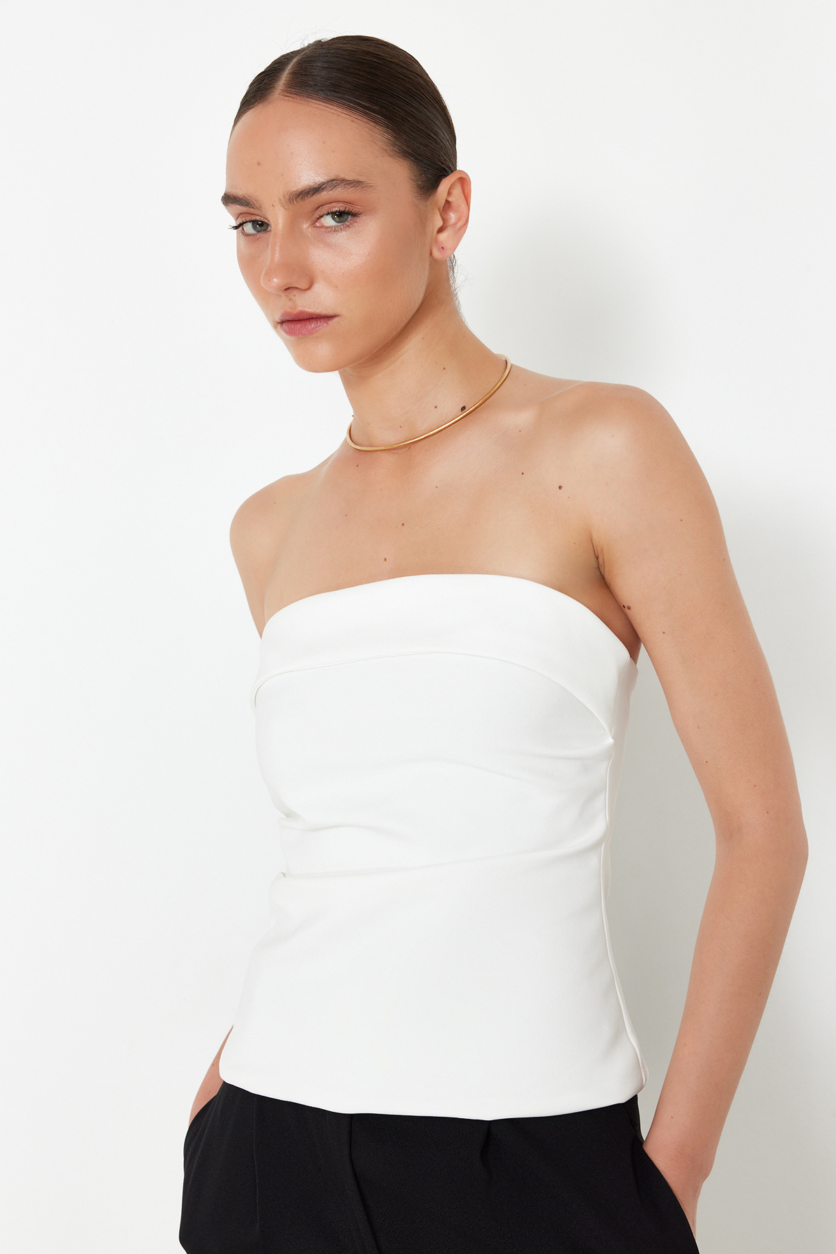 Trendyolmilla  Ekru Straplez Fitted Drapeli Dokuma Bluz TWOSS24BZ00348 - Görsel 3