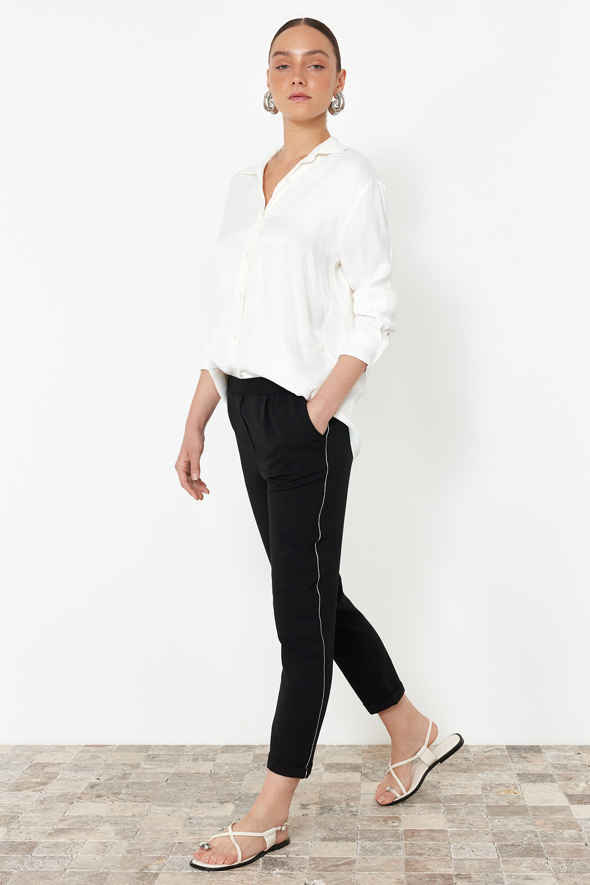 Trendyolmilla  Siyah Beli Lastikli Keten Görünümlü Yanı Sim Şeritli Dokuma Pantolon TWOSS24PL00149 - Görsel 3