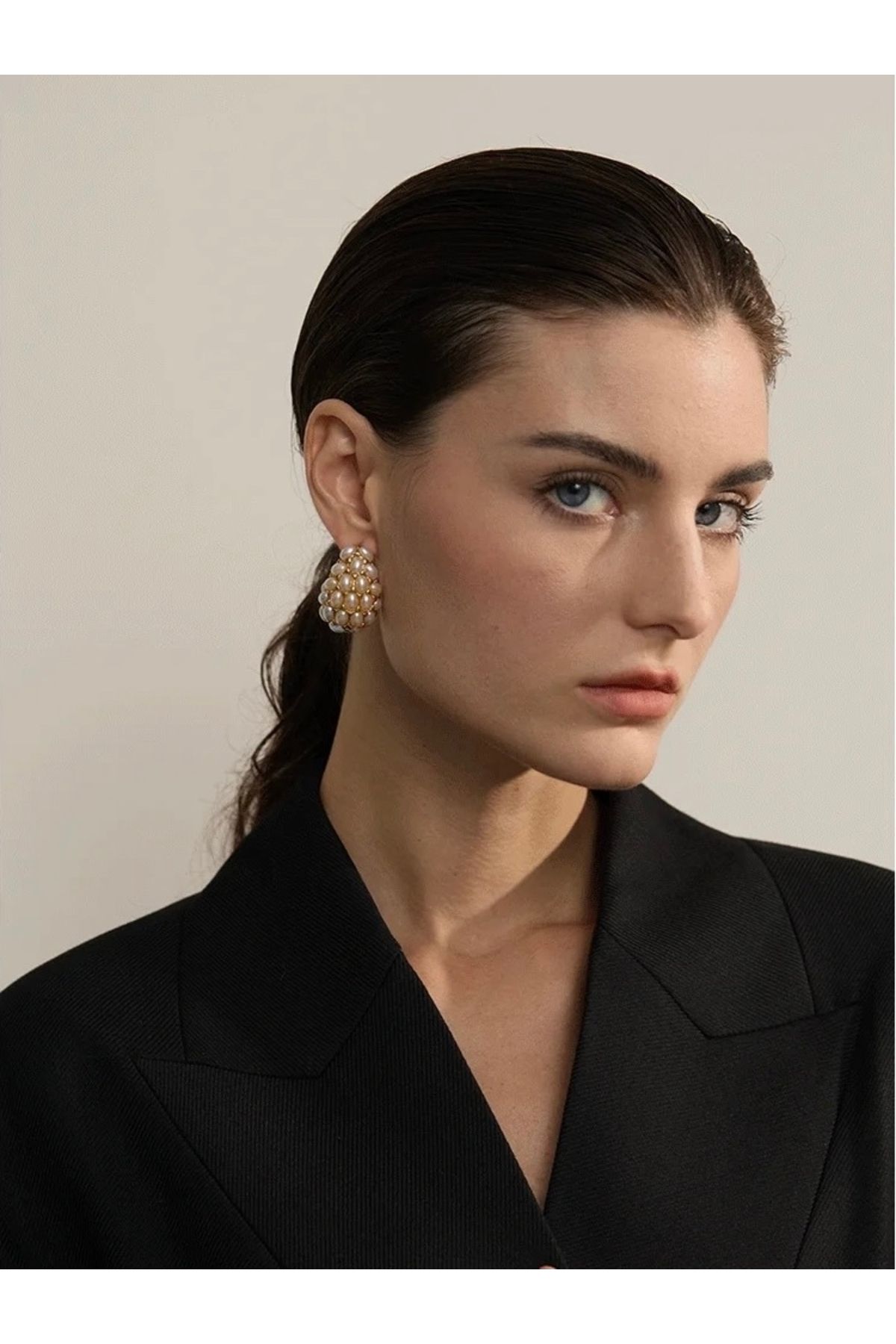neslyaccessories-الفولاذ المقاوم للصدأ - أقراط نموذجية متدلية بتفاصيل اللؤلؤ (3 سم) 2