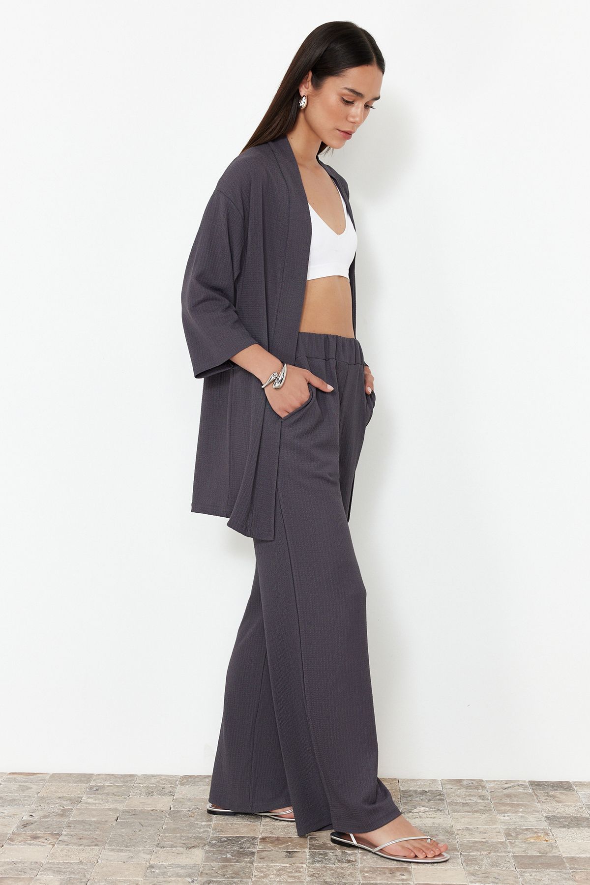 Trendyol Collection-Set aus rauchigem Strick-Kimona und Hose in entspannter Passform - TWOSS24AU00091 3