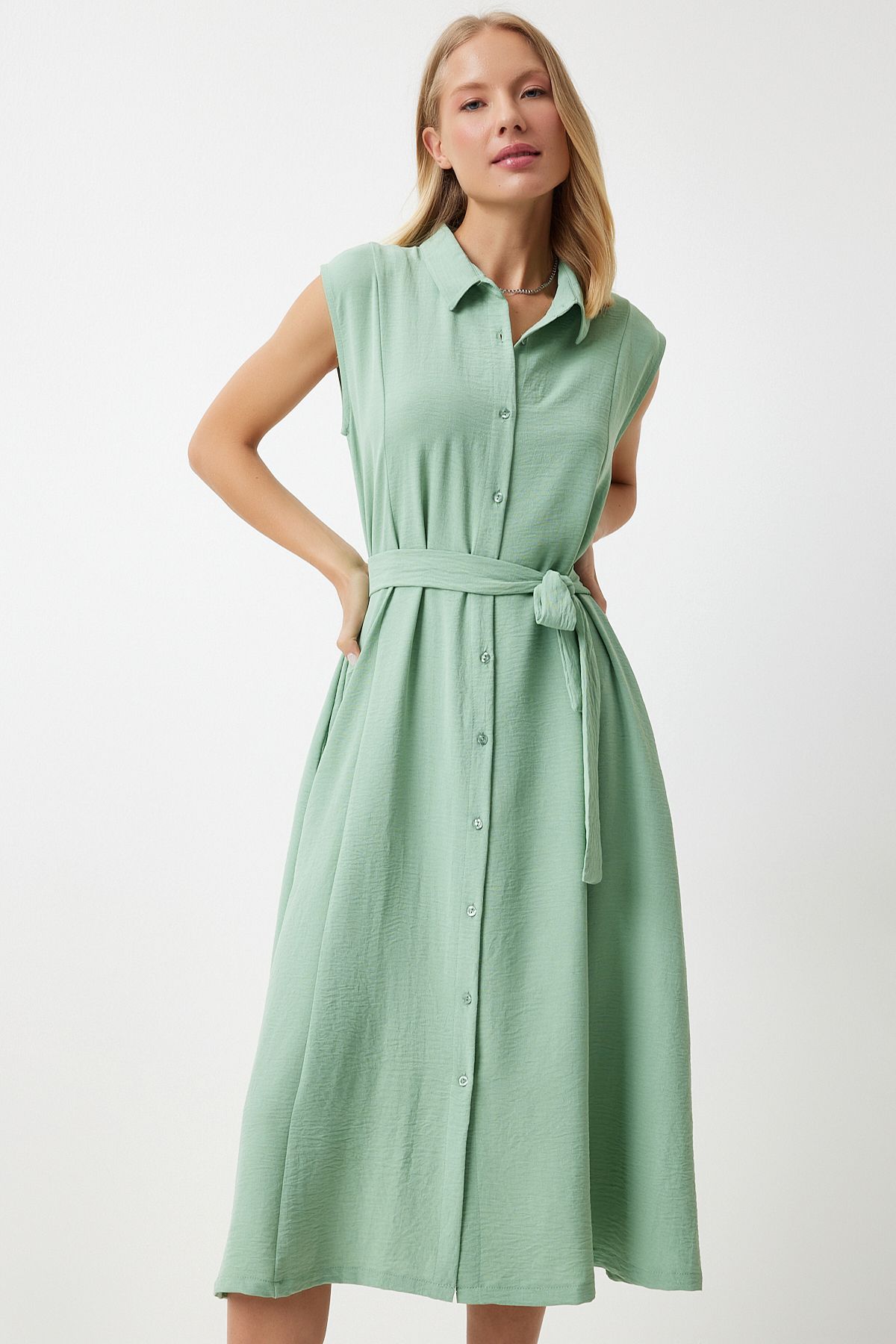 Happiness İstanbul Grünes Sommer-Hemdkleid aus Leinen-Viskose mit Gürtel für Damen DD00927