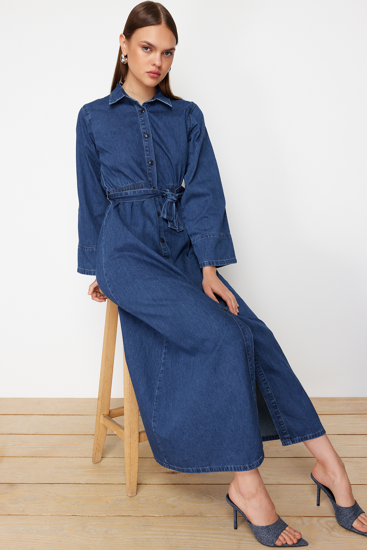 Trendyol Collection-Dunkelblaues Maxi-Modest-Jeanshemdkleid mit Gürtel TWOSS24EL00923 3