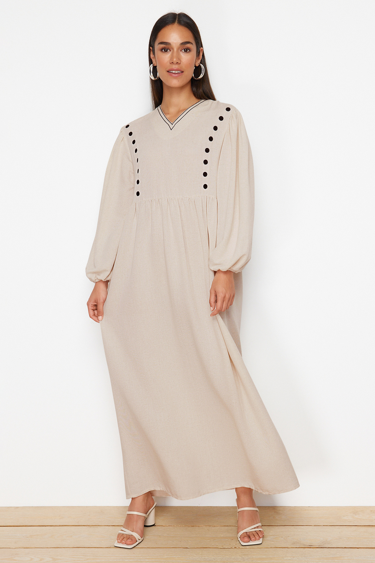 Trendyol Modest Beżowa sukienka z dekoltem w kształcie litery V, o szczegółowym wyglądzie lnu TCTSS24EB00139