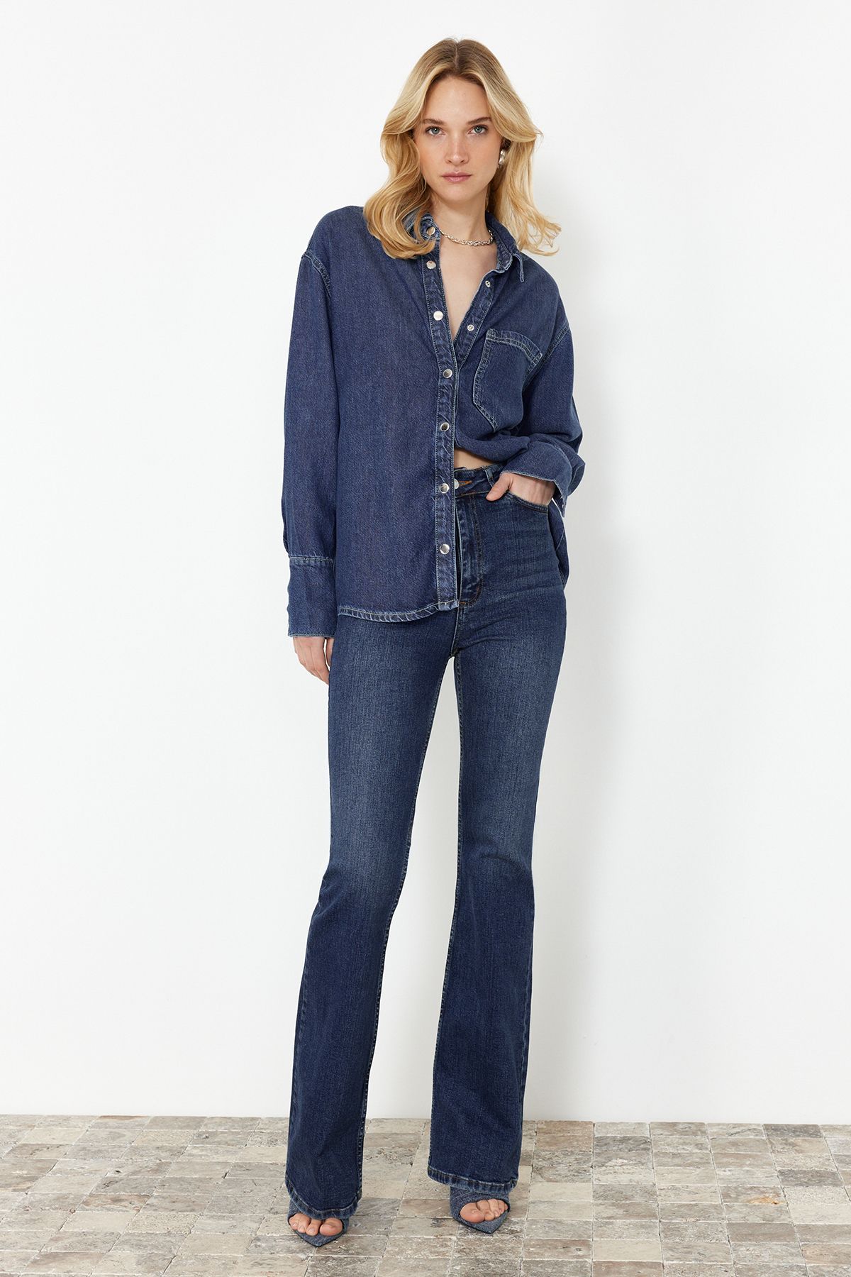 Trendyol Collection-Джинсова сорочка великого розміру 100 TencelTM TWOSS24GO00141 темно-синього кольору з екологічно чистого деніму 2