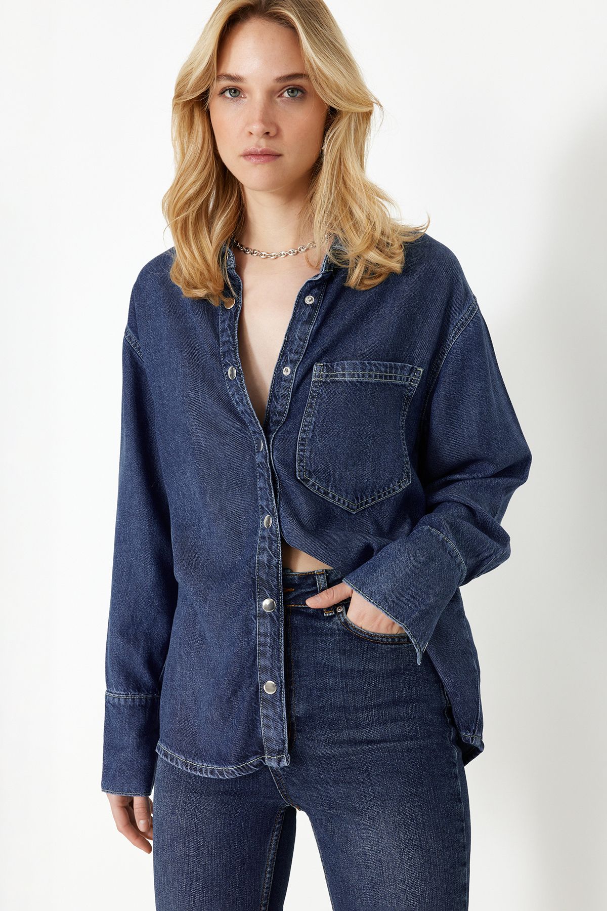 Trendyol Collection-Джинсова сорочка великого розміру 100 TencelTM TWOSS24GO00141 темно-синього кольору з екологічно чистого деніму 3