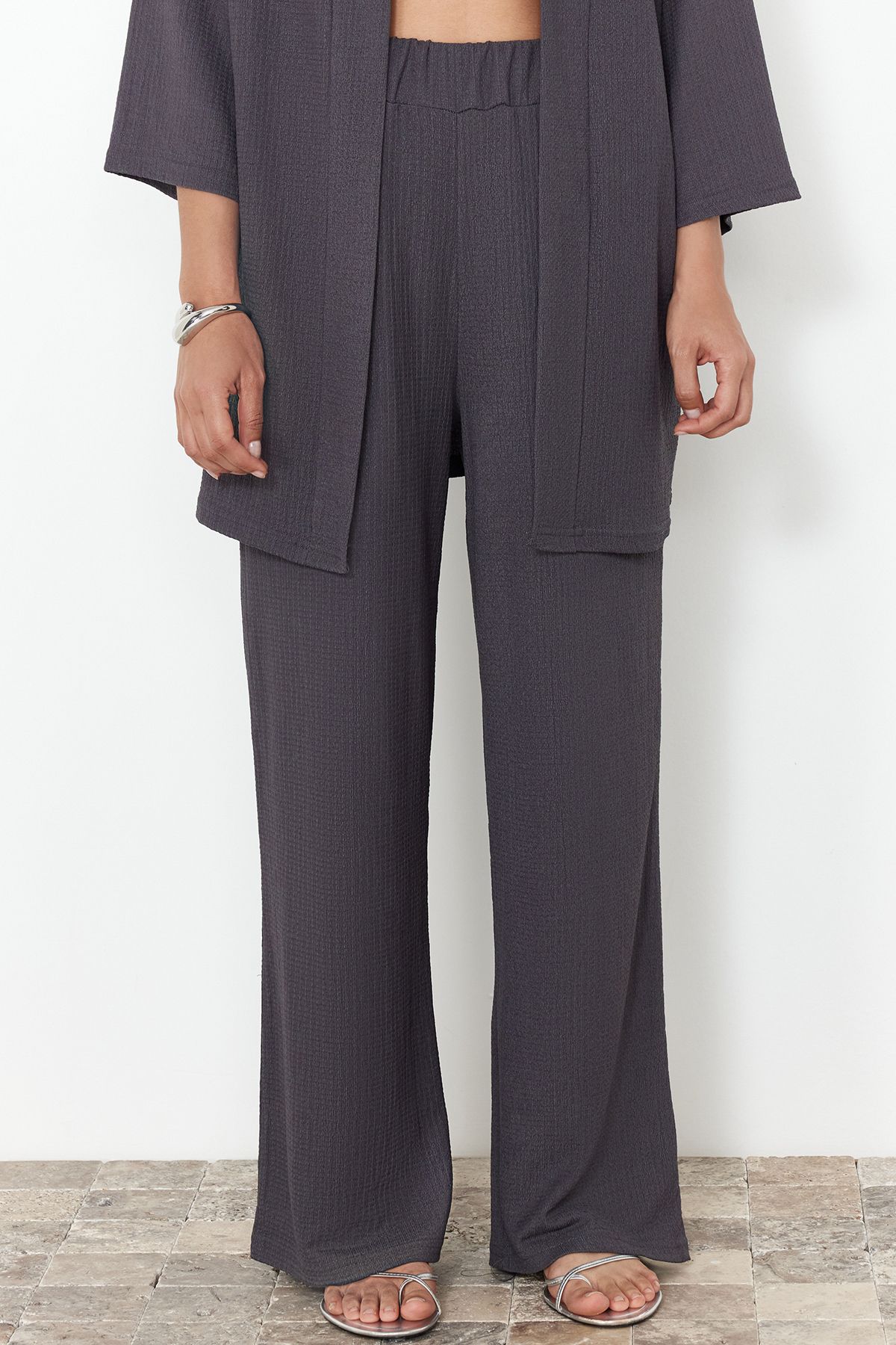 Trendyol Collection-Set aus rauchigem Strick-Kimona und Hose in entspannter Passform - TWOSS24AU00091 4