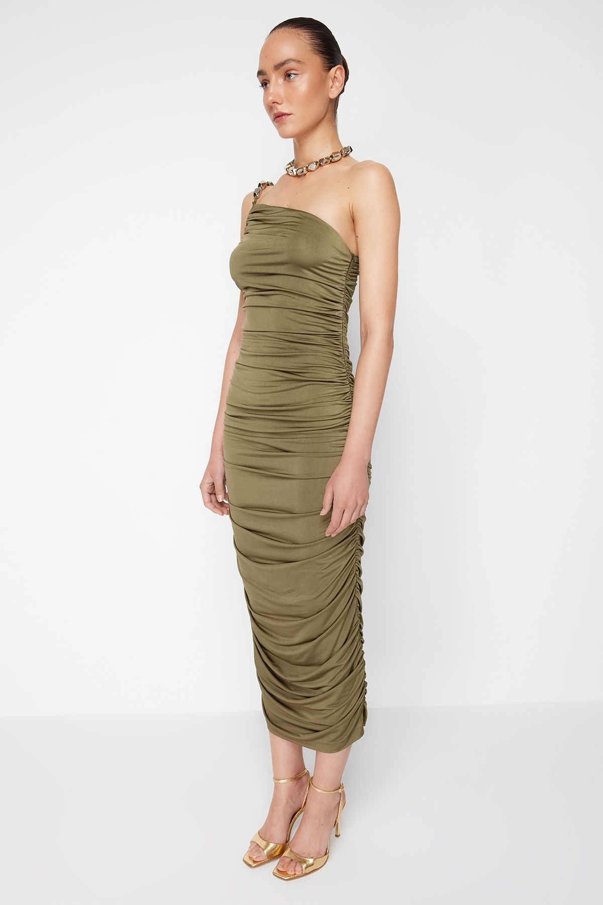 Trendyol Collection-Zeynep Tosun Design - Pletené večerní šaty v khaki barvě s detailem příslušenství TCLSS24EL00002 5
