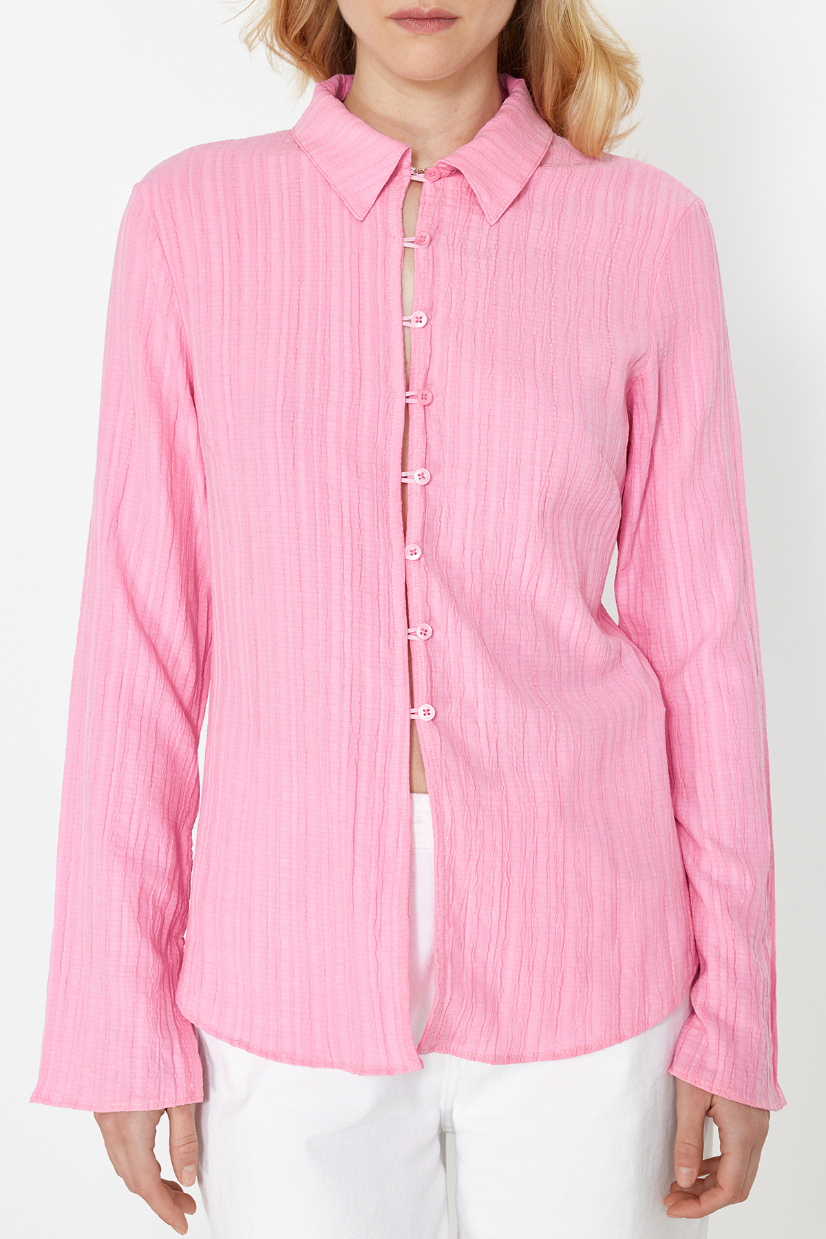 Trendyolmilla  Açık Pembe Dokulu Fitted Bele Oturan Dokuma Gömlek TWOSS24GO00002 - Görsel 4