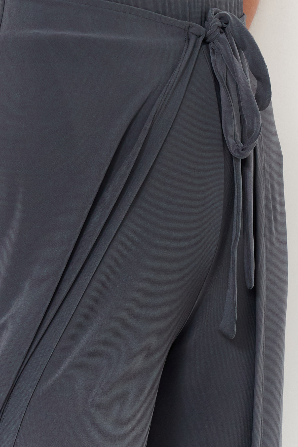 Trendyolmilla  Antrasit Bağlama Detaylı Yırtmaçlı Esnek Pantolon TWOSS24PL00135 - Görsel 5