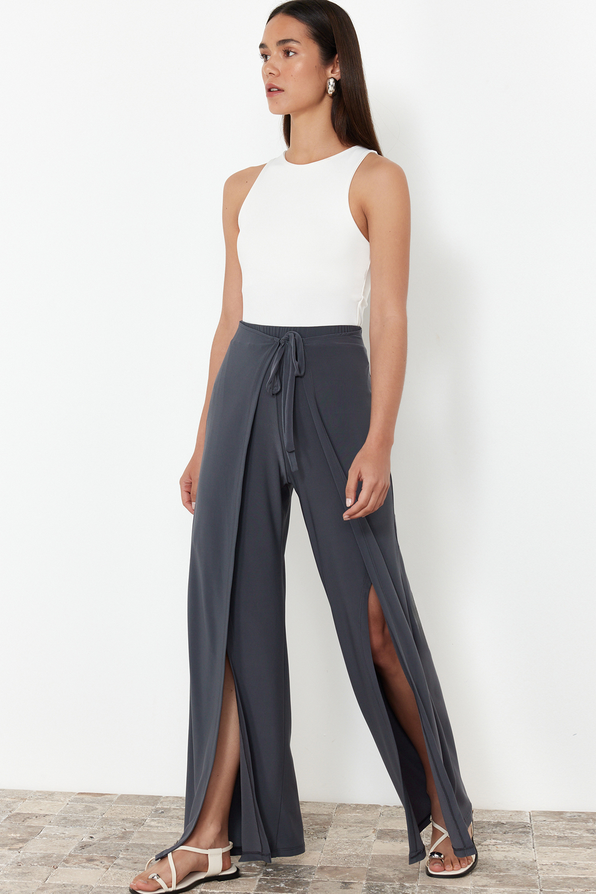 Trendyolmilla  Antrasit Bağlama Detaylı Yırtmaçlı Esnek Pantolon TWOSS24PL00135 - Görsel 3