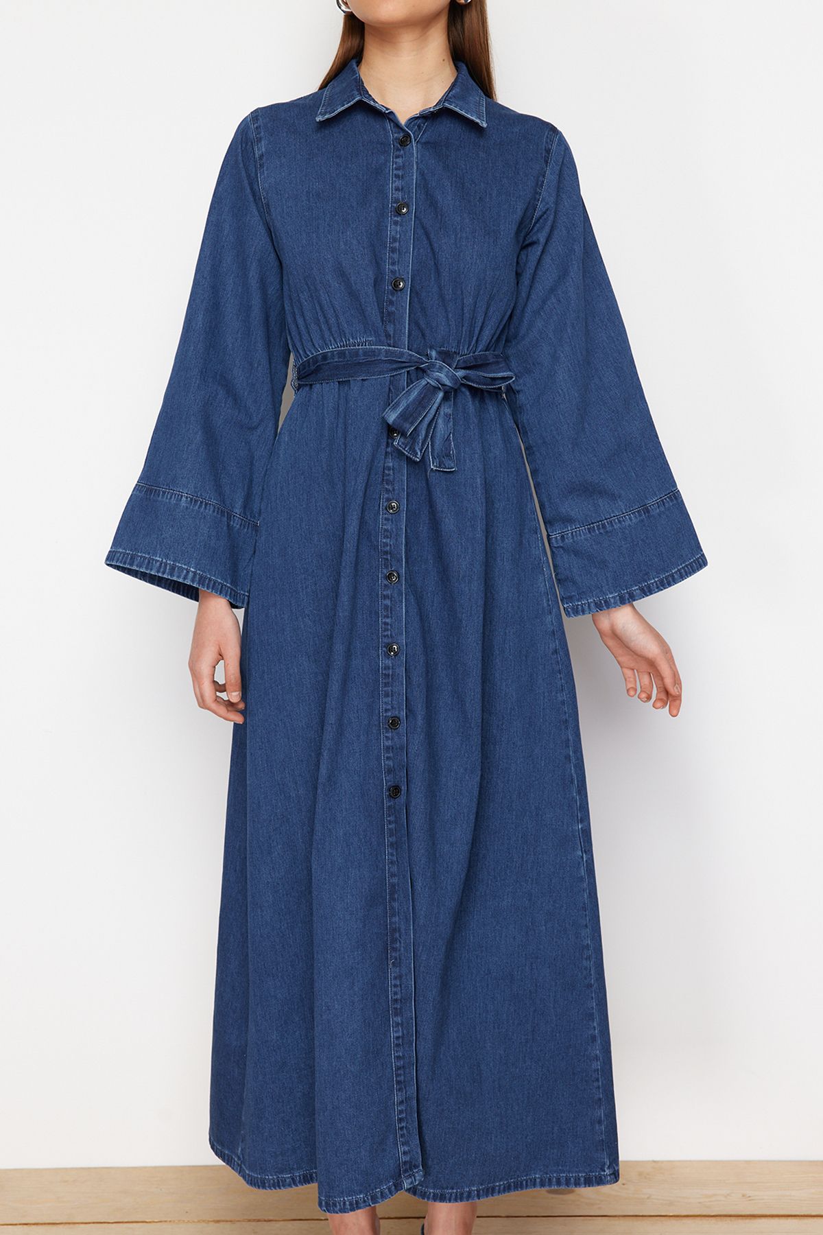 Trendyol Collection-Dunkelblaues Maxi-Modest-Jeanshemdkleid mit Gürtel TWOSS24EL00923 4