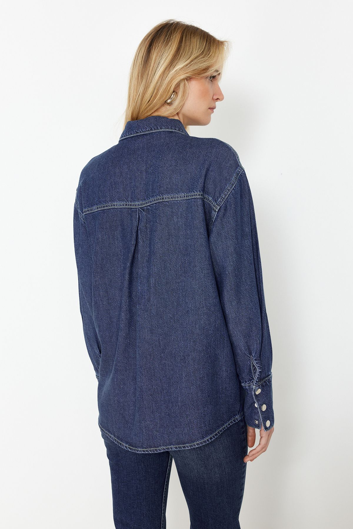 Trendyol Collection-Джинсова сорочка великого розміру 100 TencelTM TWOSS24GO00141 темно-синього кольору з екологічно чистого деніму 6