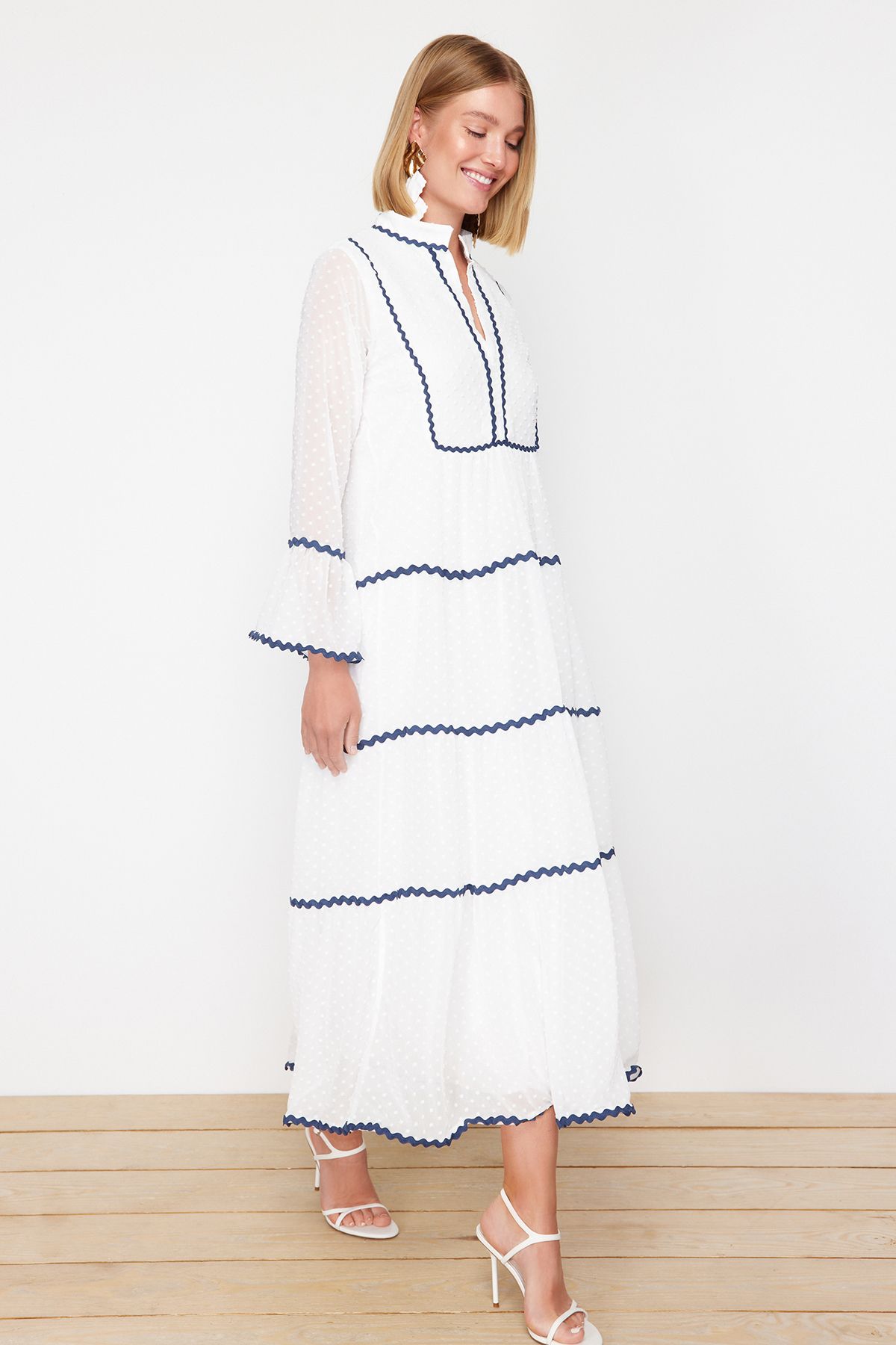 Trendyol Modest-Šaty s bambulí z šifonu Ecru s texturou - TCTSS24EB00201 2