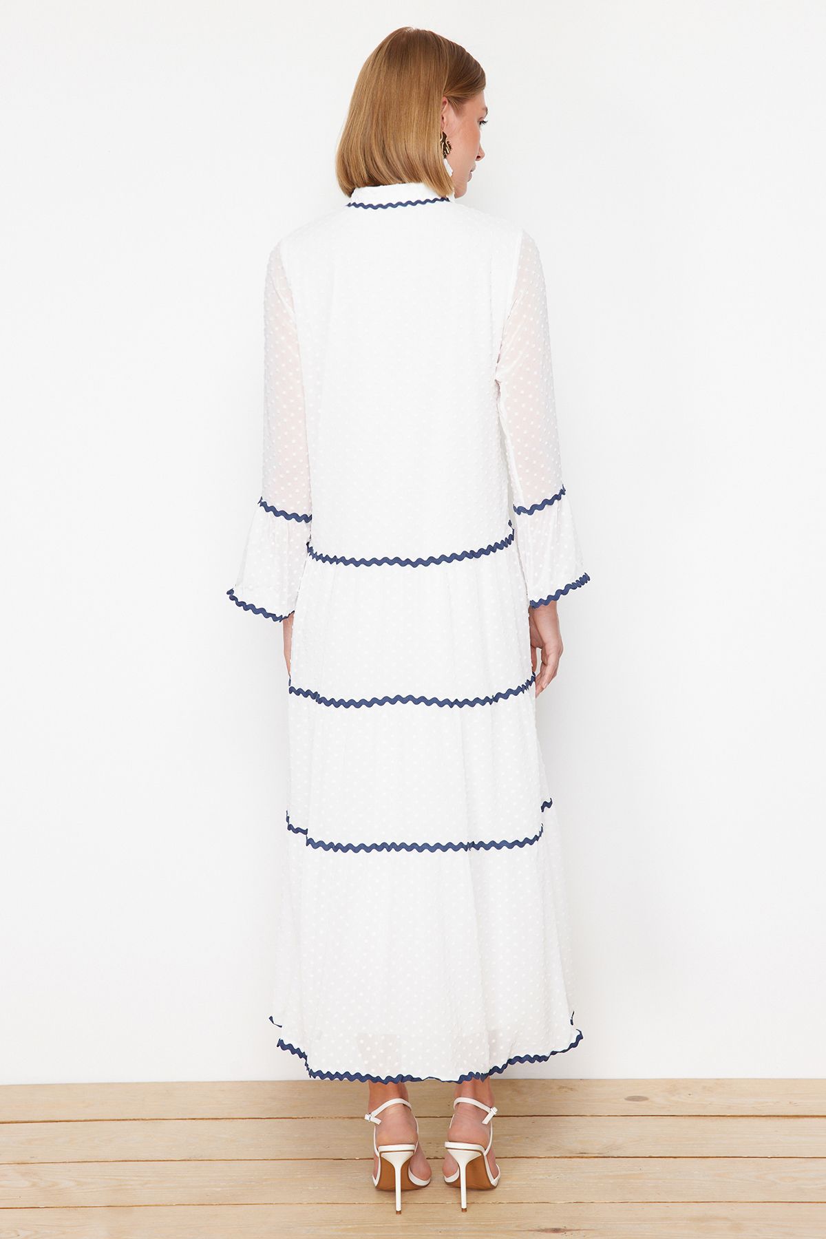 Trendyol Modest-Šaty s bambulí z šifonu Ecru s texturou - TCTSS24EB00201 6