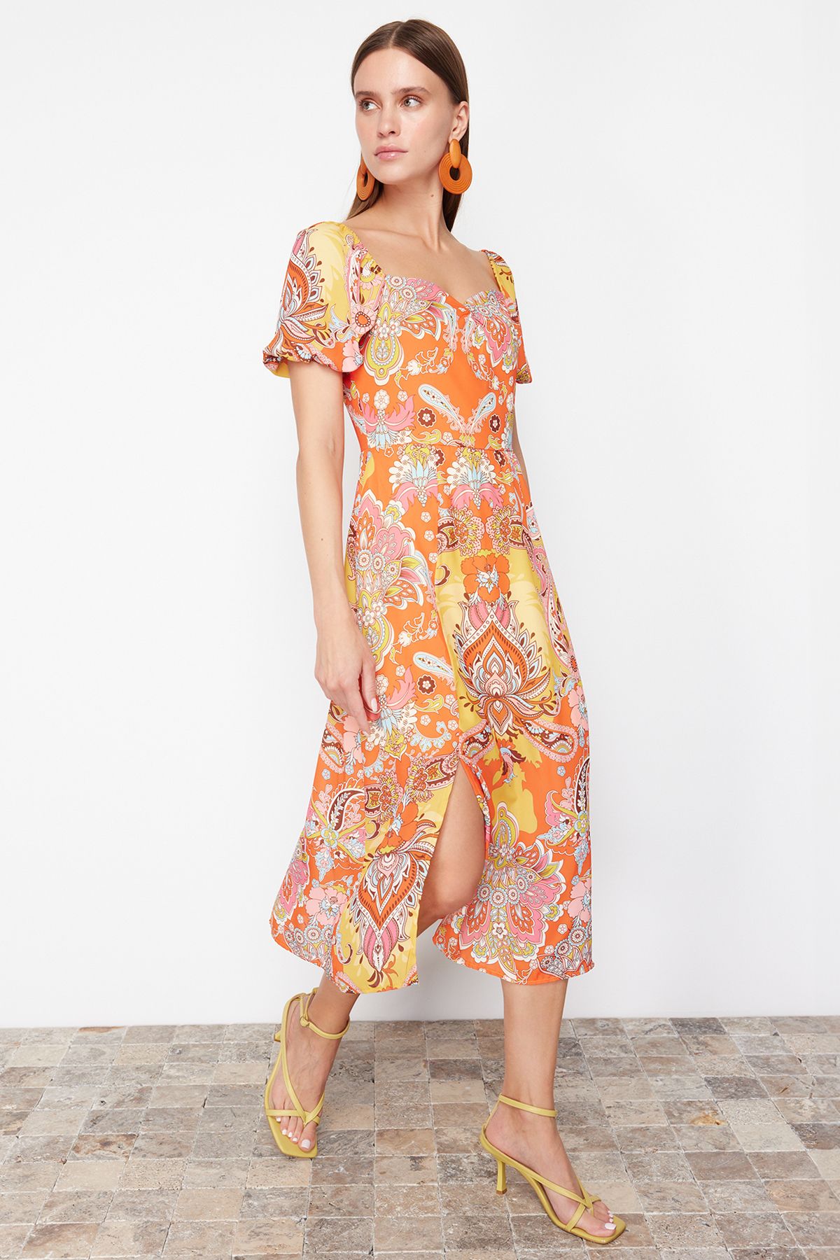 Trendyol Collection-Pomarańczowa wzorzysta linia A z kwadratowym kołnierzykiem i rozcięciem Midi z szyfonową tkaną sukienką TWOSS23EL01846 3