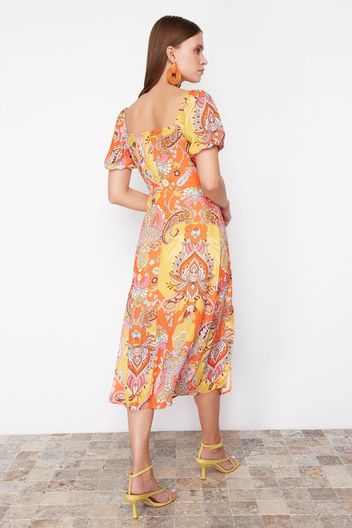 Trendyol Collection-Pomarańczowa wzorzysta linia A z kwadratowym kołnierzykiem i rozcięciem Midi z szyfonową tkaną sukienką TWOSS23EL01846 6