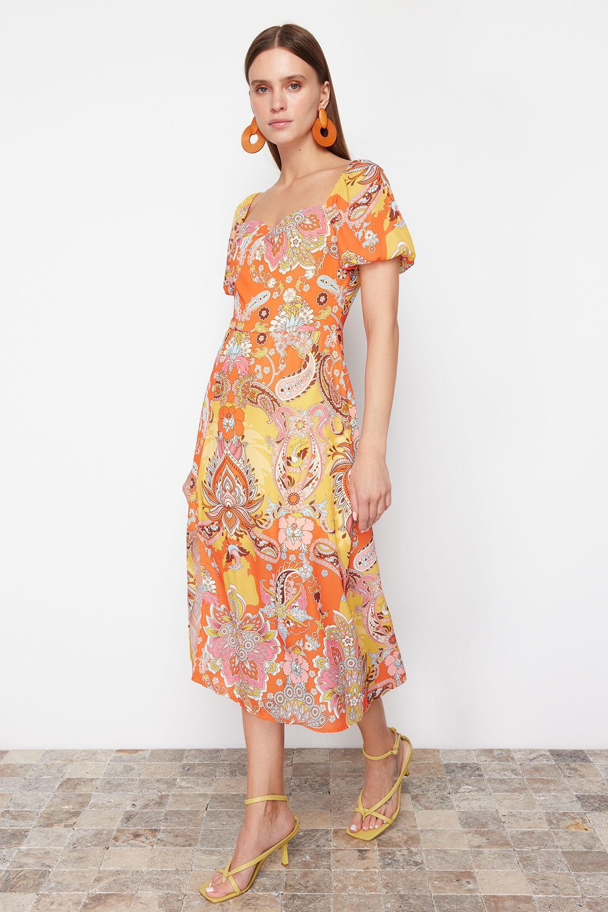 Trendyol Collection-Pomarańczowa wzorzysta linia A z kwadratowym kołnierzykiem i rozcięciem Midi z szyfonową tkaną sukienką TWOSS23EL01846 2