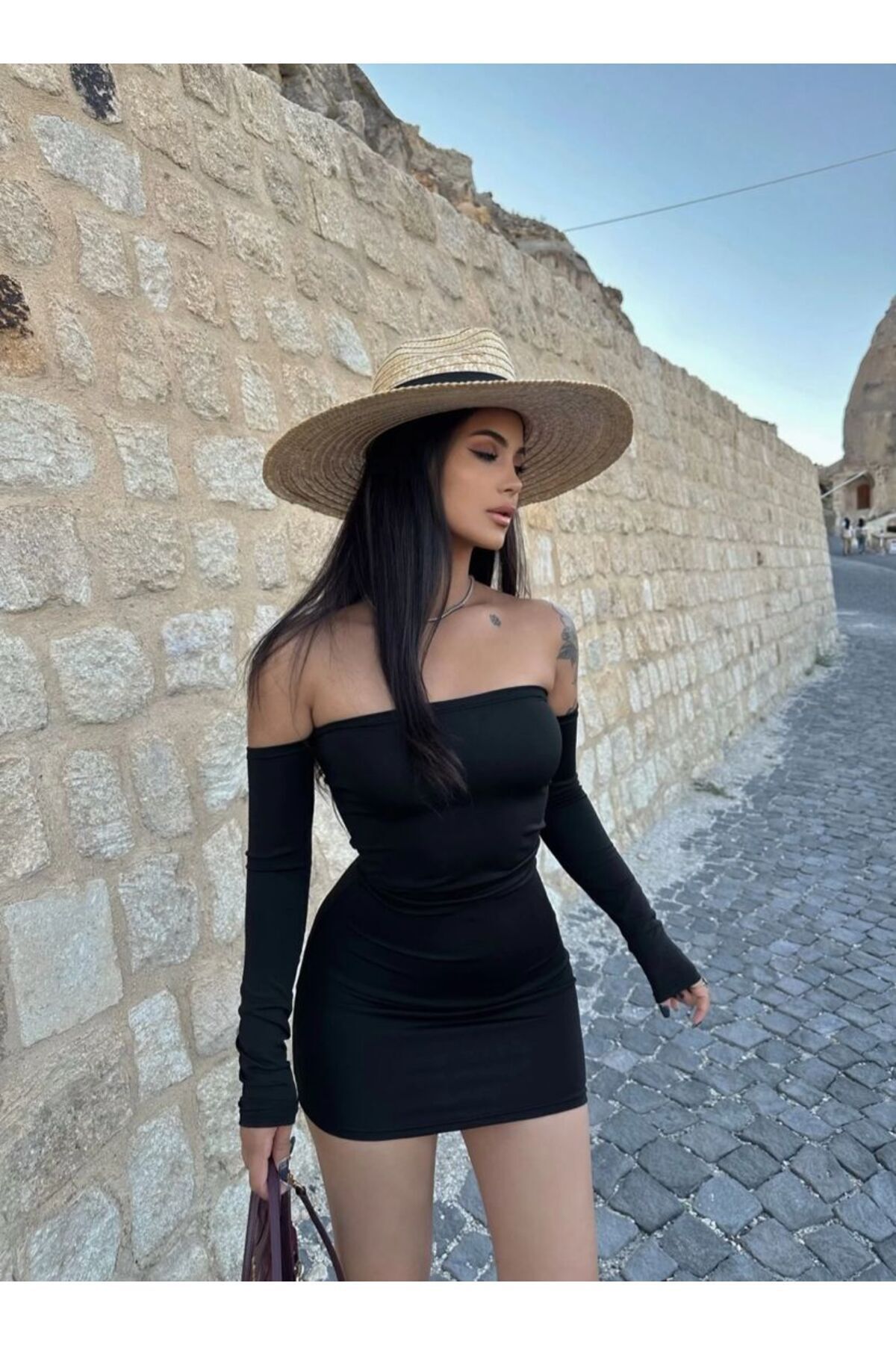 la femme est une mini straplez noire