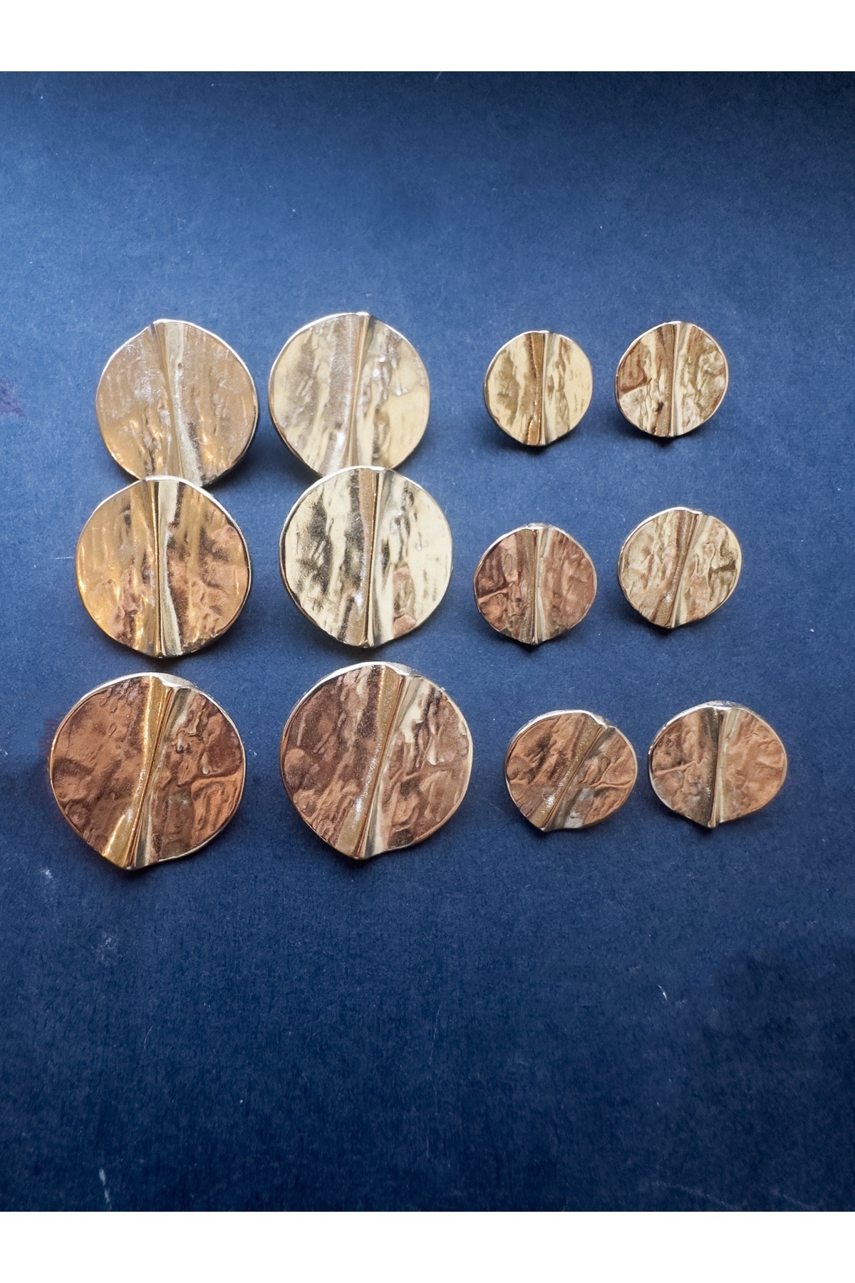 aensia Gold Altın Özel Tasarım Kabartılı Çizgi Detaylı Metal Düğme - 12li Paket (6 Büyük + 6 Küçük)