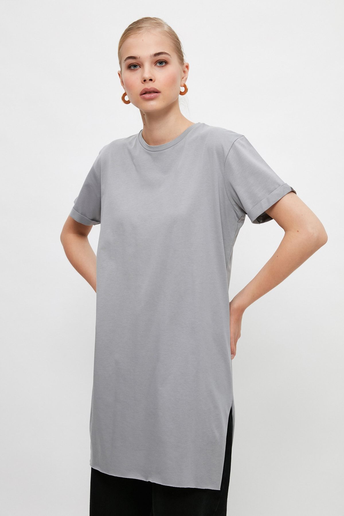 Trendyol Modest-Podstawowa szara koszulka z pojedynczego dżerseju - 100% bawełny, krótki rękaw i rozcięcie TCTSS21TN0056 3