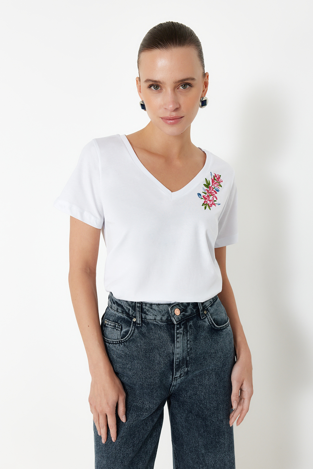 Trendyol Collection-Weißes, besticktes Strick-T-Shirt mit V-Ausschnitt, 100 % Baumwolle, Regular/Regular Fit TWOSS24TS00266 3