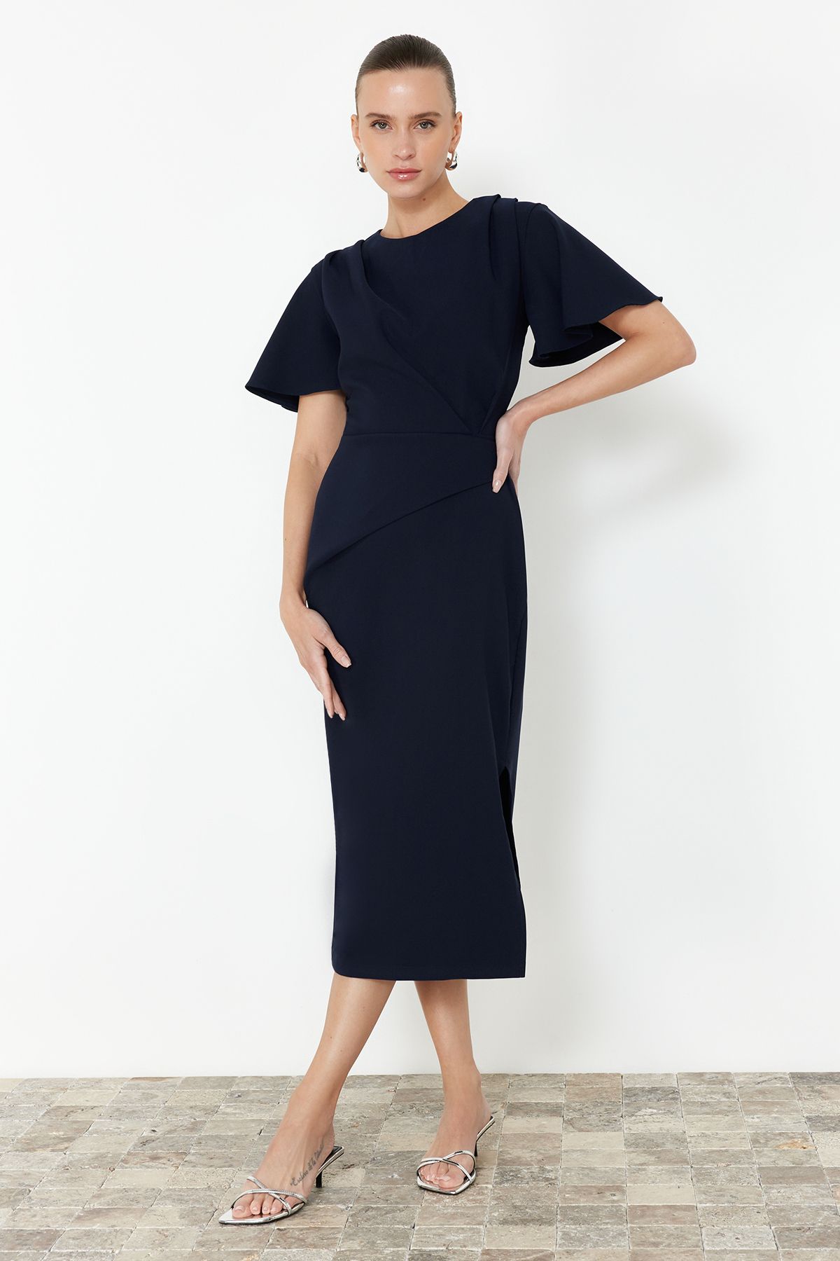 Trendyol Collection-Marineblaues, gerade geschnittenes, gerafftes Midikleid aus Webstoff TWOSS24EL00713 2