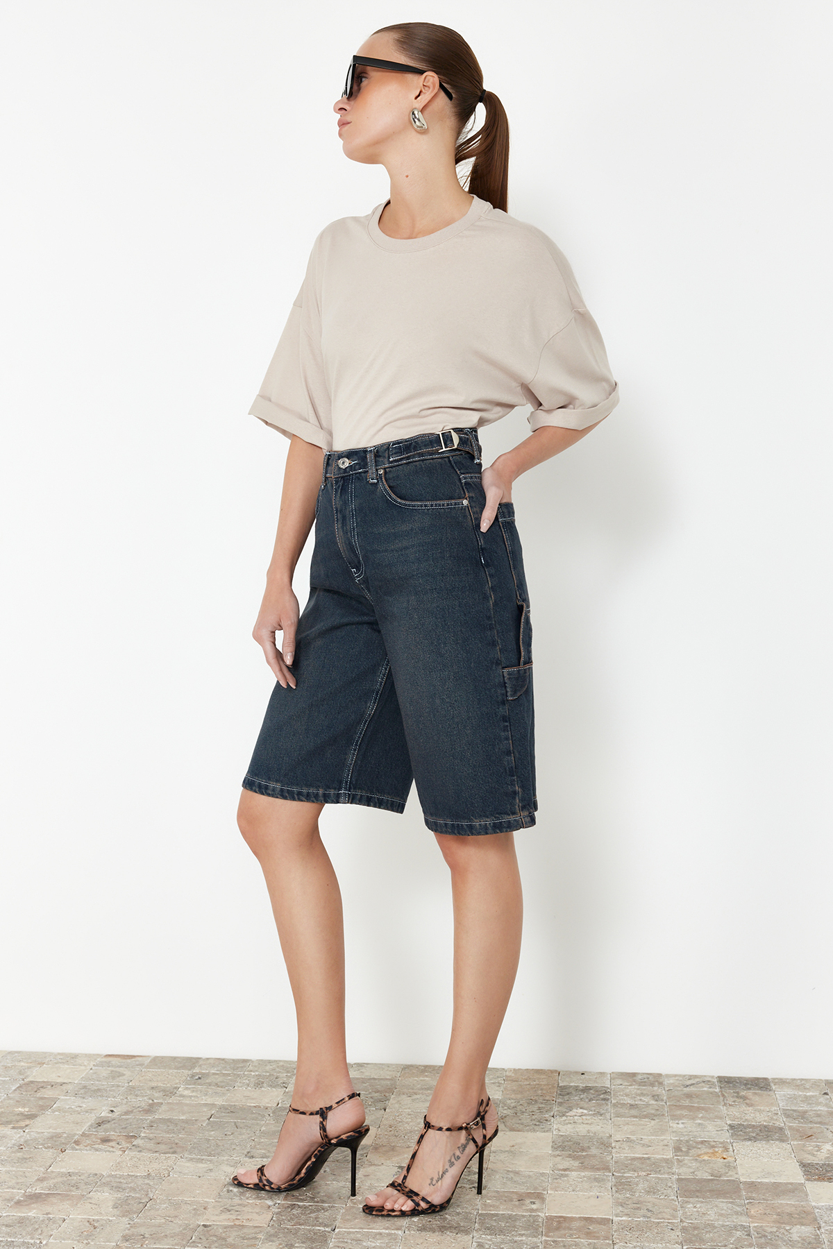 Trendyolmilla  Koyu Mavi Bel Detaylı Yüksek Bel Denim Bermuda TWOSS24SR00173 - Görsel 3