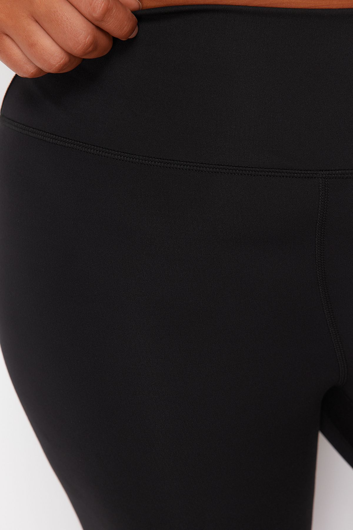 Trendyol Curve-Yoga-Sportstrumpfhose aus weichem Stoff mit spanischem Bein – Schwarz mit Pinsel TBBSS24AY00004 5
