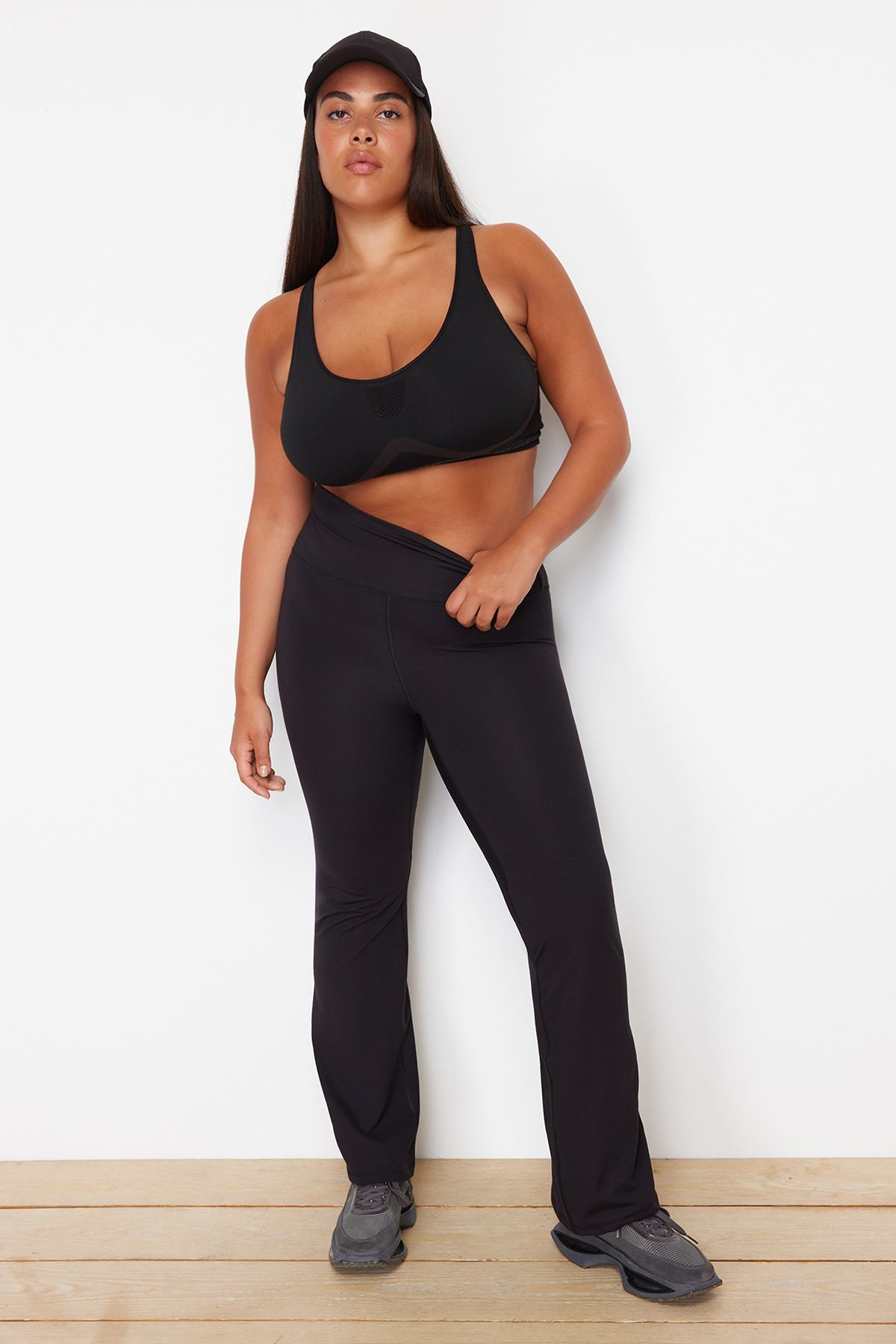 Trendyol Curve-Yoga-Sportstrumpfhose aus weichem Stoff mit spanischem Bein – Schwarz mit Pinsel TBBSS24AY00004 2