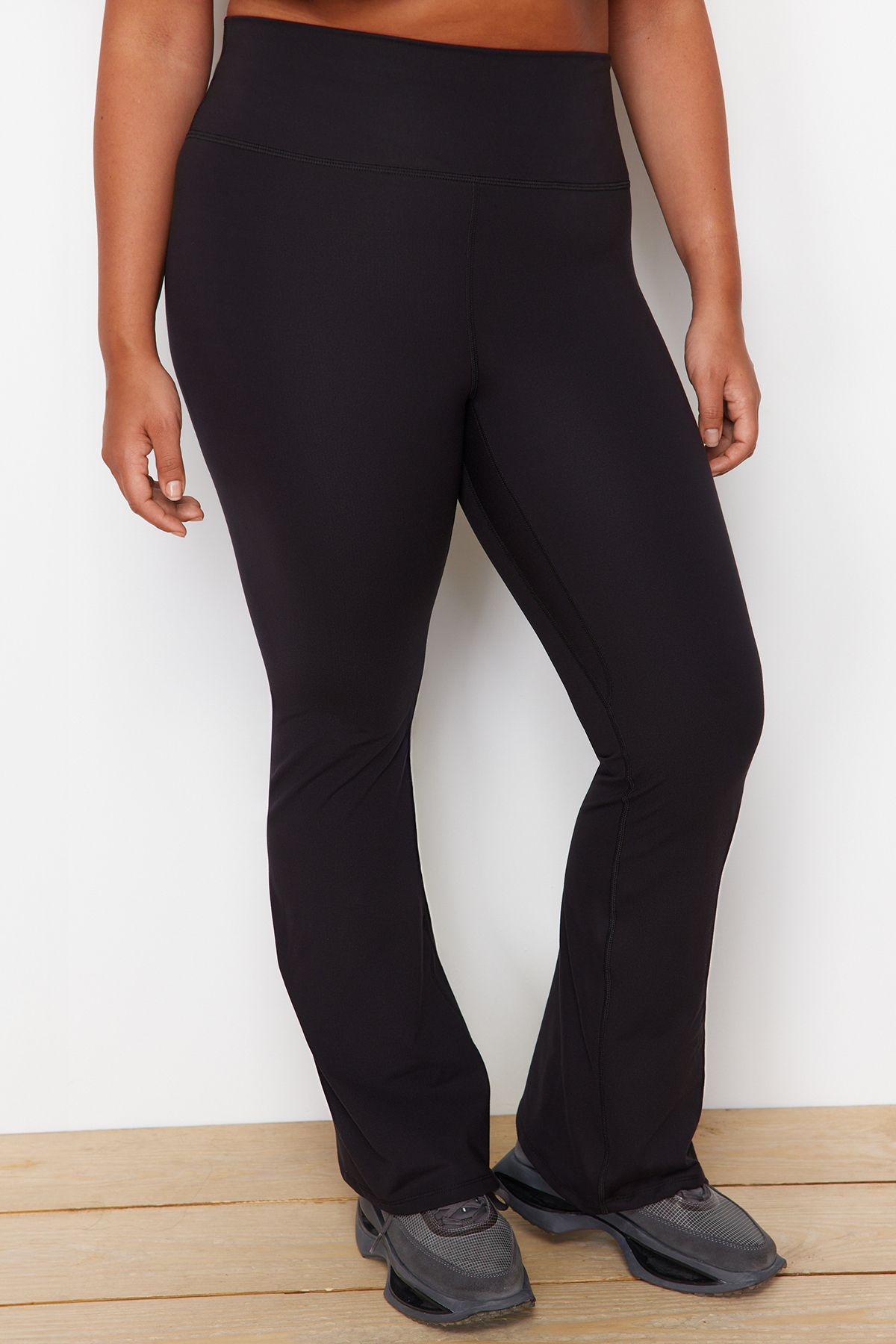 Trendyol Curve-Yoga-Sportstrumpfhose aus weichem Stoff mit spanischem Bein – Schwarz mit Pinsel TBBSS24AY00004 4