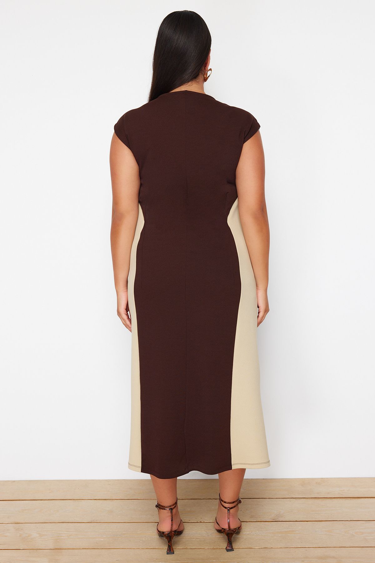 Trendyol Curve-Коричнево-бежева сукня міді в клітинку з креп-крепу Orme Plus Size TBBSS24AH00143 6