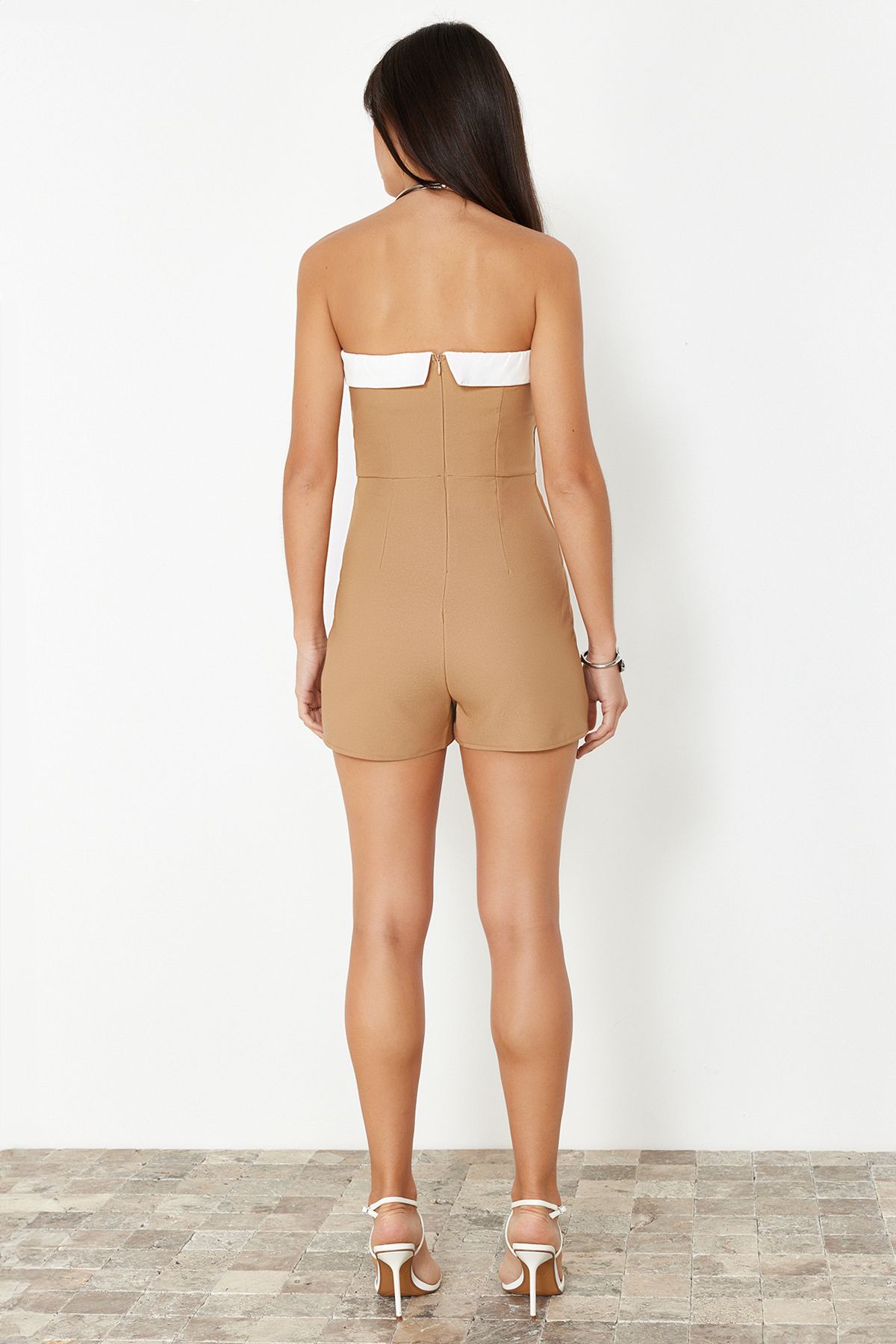 Trendyol Collection-Brauner trägerloser Jumpsuit mit gewebten Mini-Shorts im Farbblockdesign TWOSS23TU00131 6