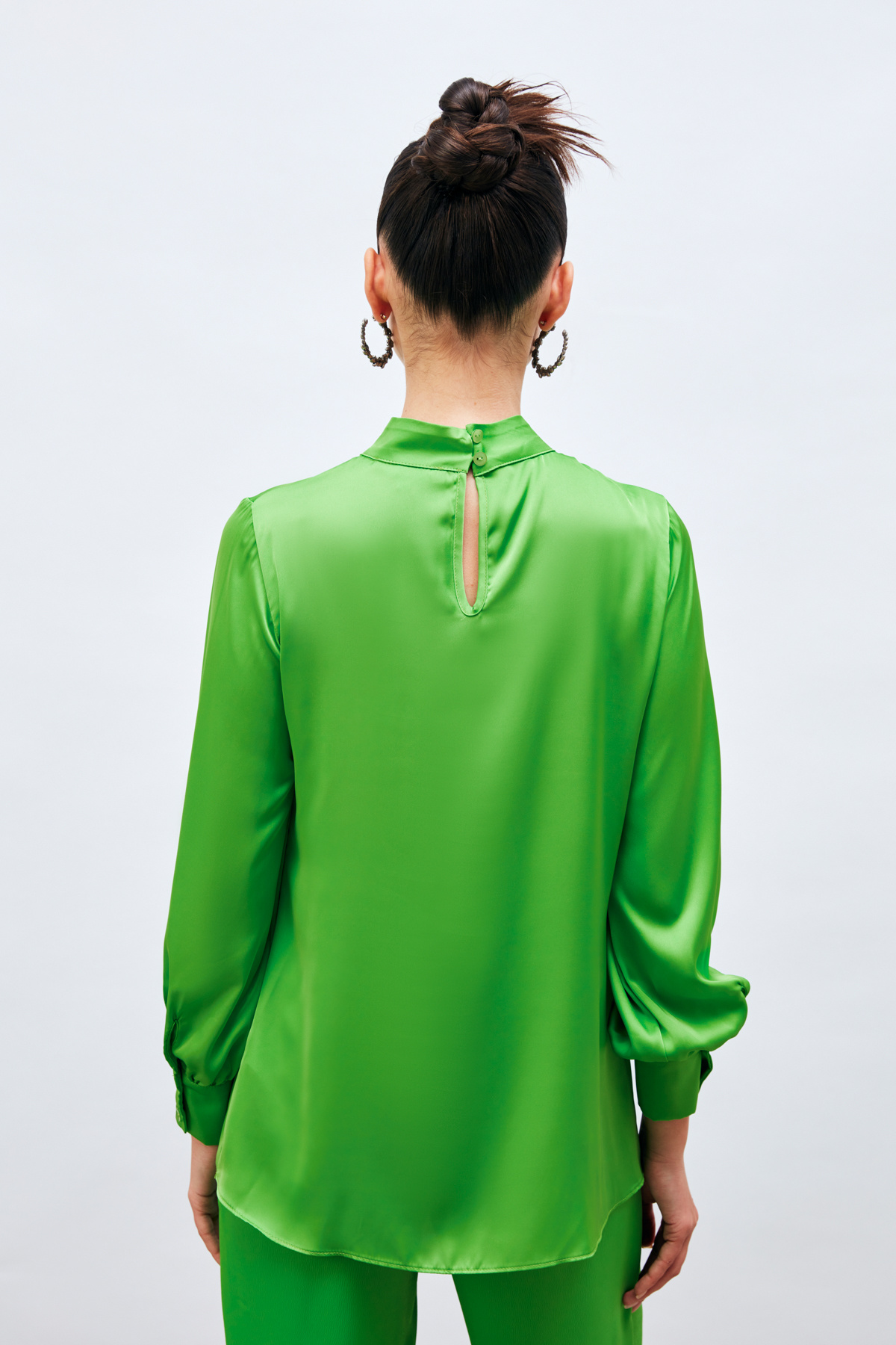 Sateen-Bluză din satin verde deschis - detaliu guler 6