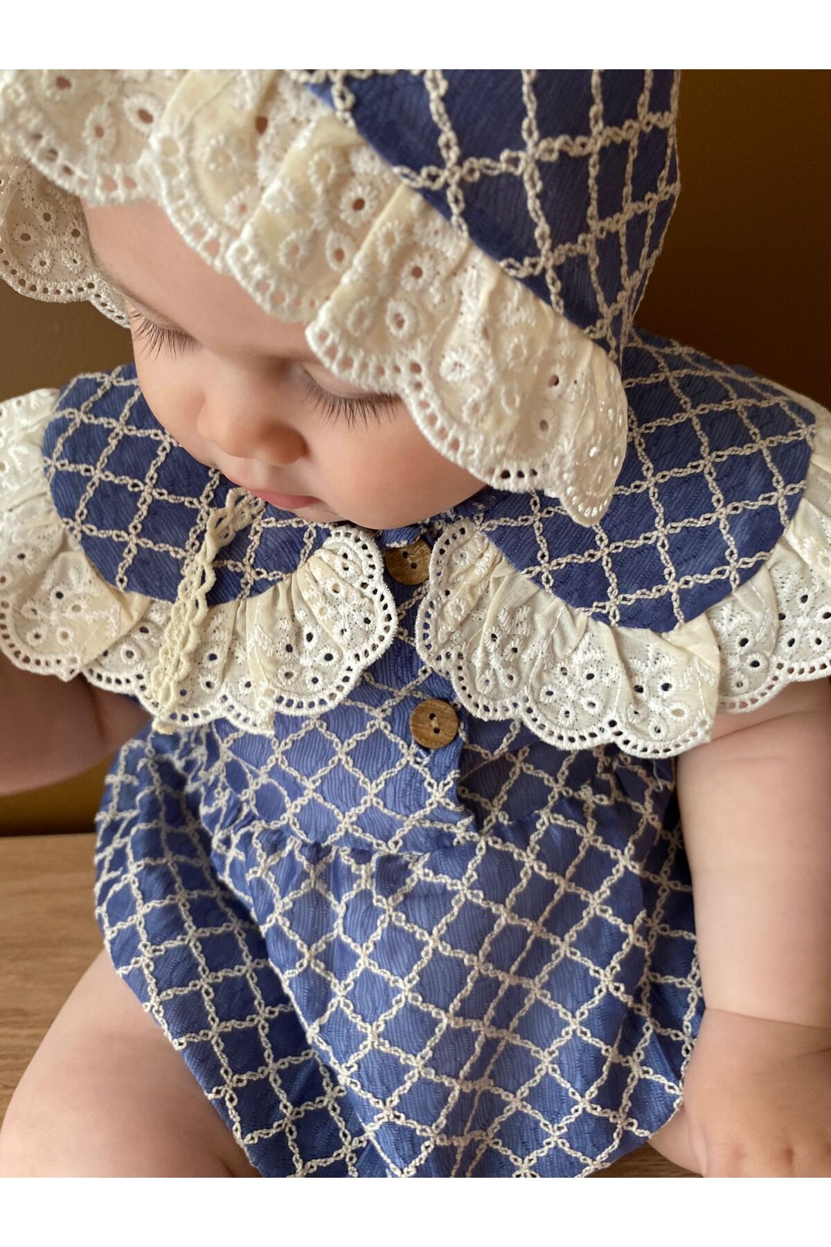 Minizade Kız Bebek Şapkalı Dantel Fistolu Çıtçıtlı Romper Badi İkili Set fotoğrafı 2 (önizleme)