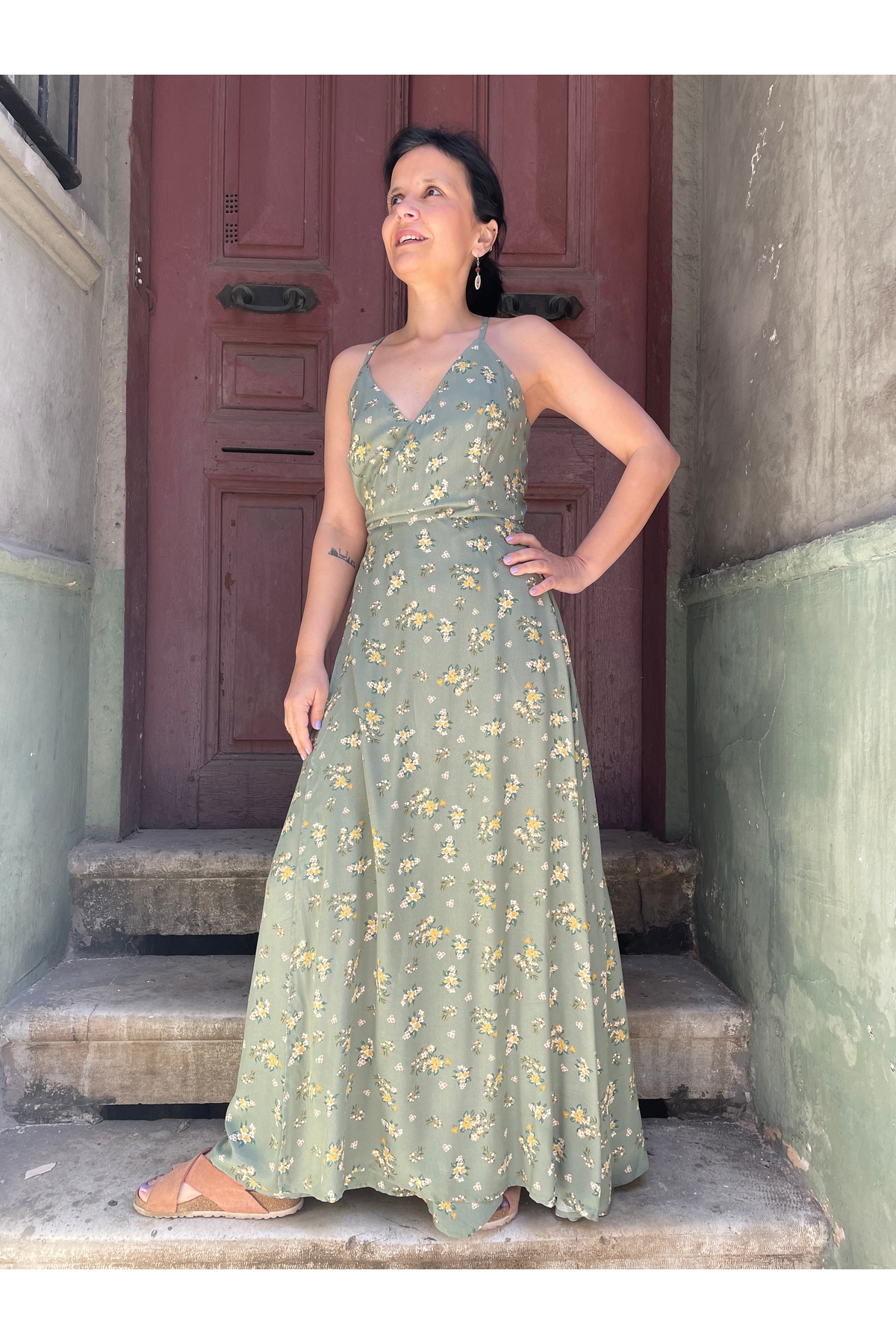Boho Çiçek Desenli Rozet Dekor Askılı Uzun Elbise