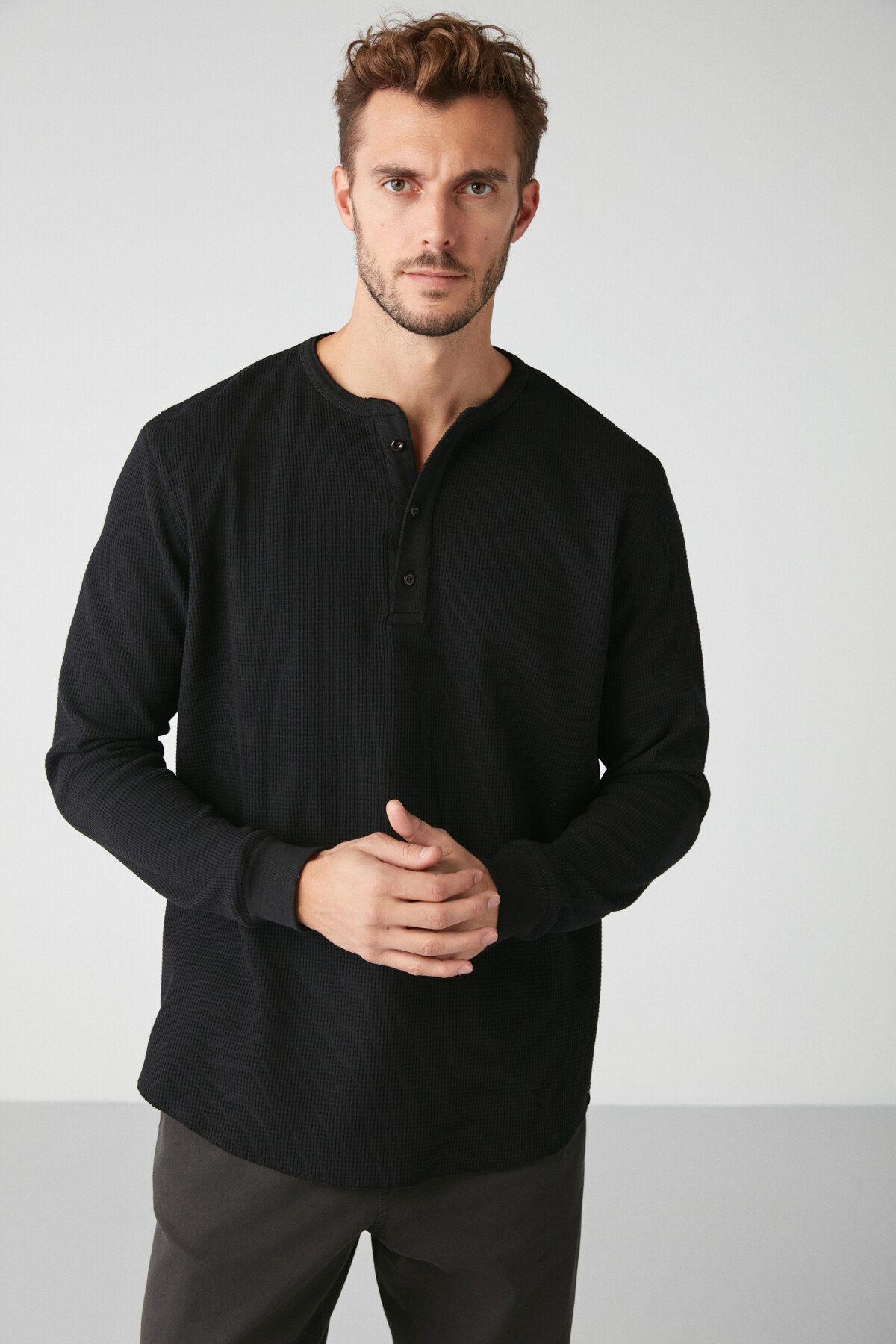 cest un t shirt noir avec des boutons de premium