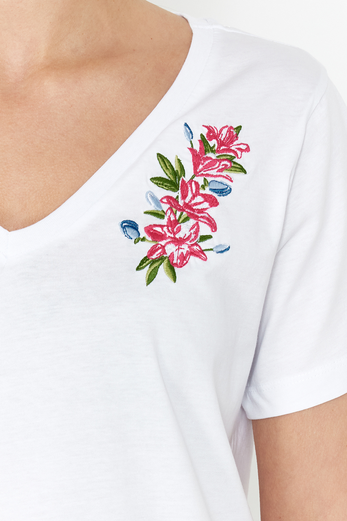 Trendyol Collection-Weißes, besticktes Strick-T-Shirt mit V-Ausschnitt, 100 % Baumwolle, Regular/Regular Fit TWOSS24TS00266 4