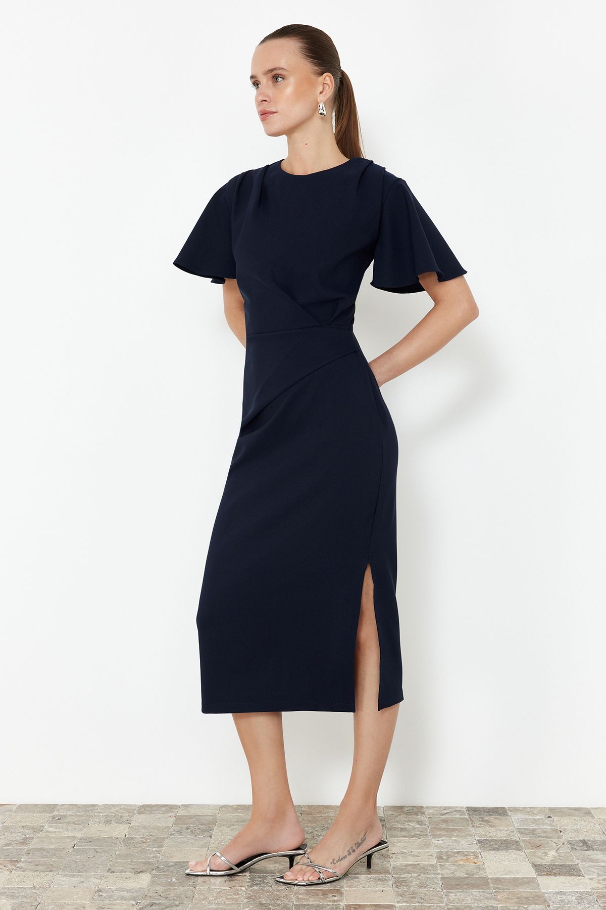 Trendyol Collection-Marineblaues, gerade geschnittenes, gerafftes Midikleid aus Webstoff TWOSS24EL00713 3