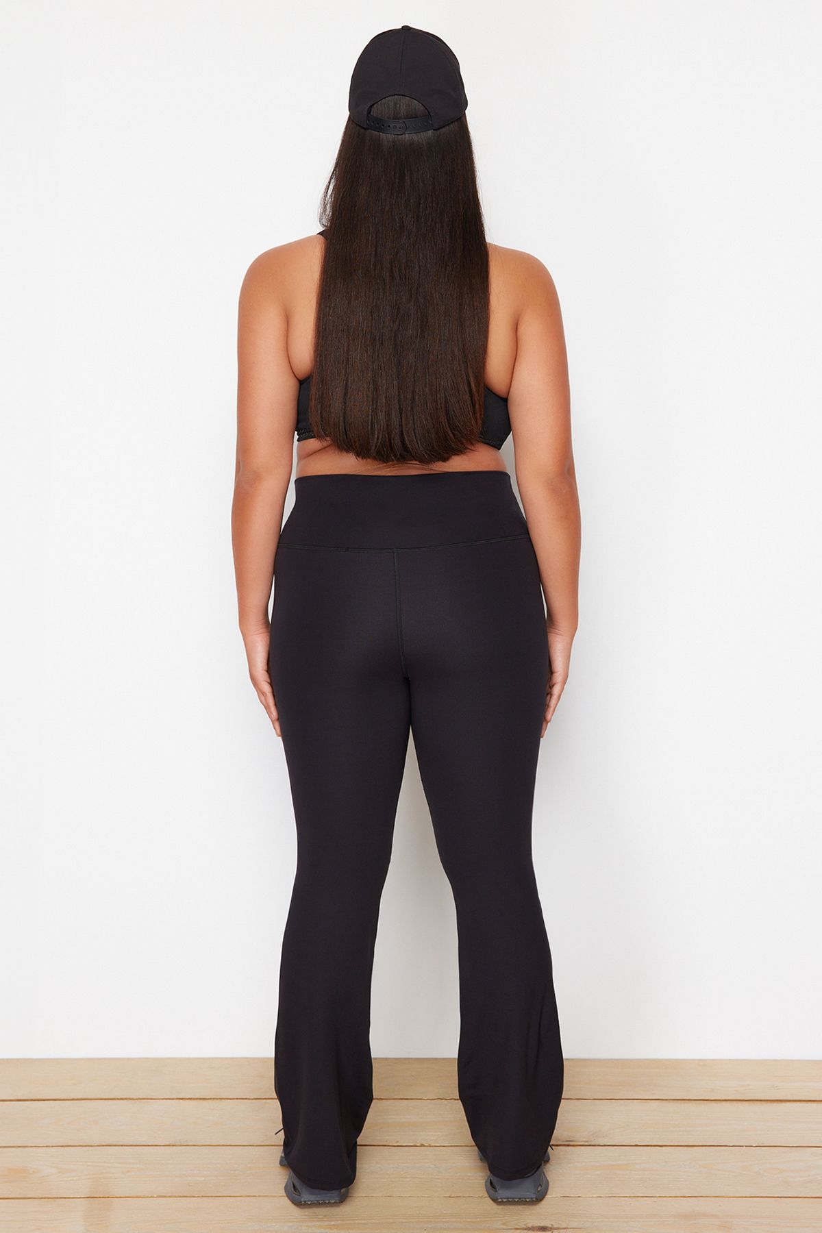 Trendyol Curve-Yoga-Sportstrumpfhose aus weichem Stoff mit spanischem Bein – Schwarz mit Pinsel TBBSS24AY00004 6