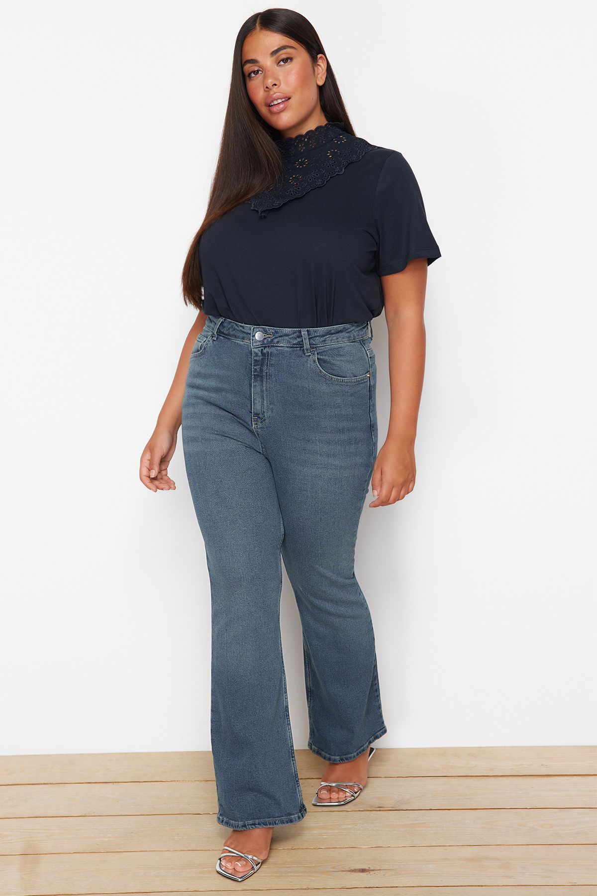 Trendyol Curve Blaue High Waist Comfort Jeans Mit Ausgestelltem Bein Und Ausgestellter Passform für Damen - 52