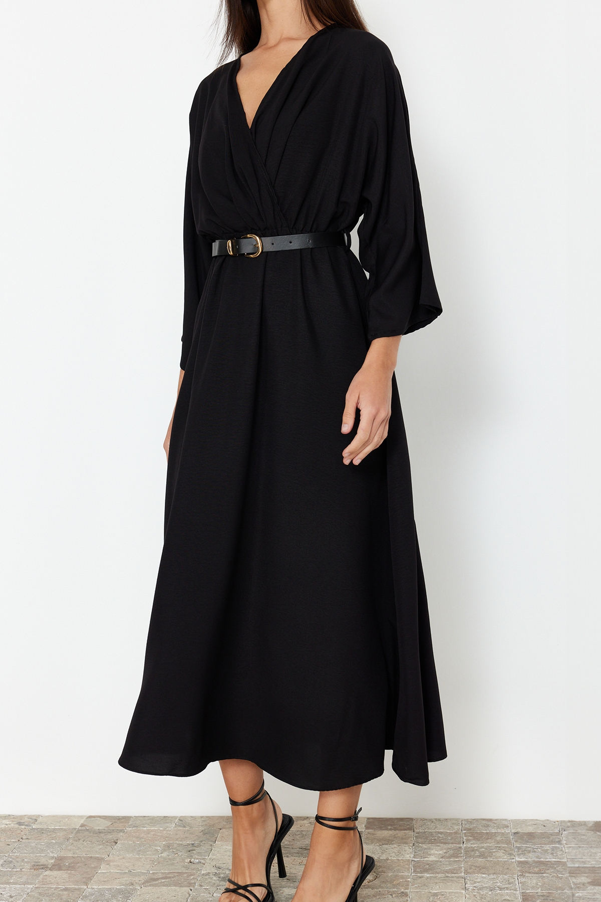 Trendyolmilla  Siyah Kemerli A-line Kruvaze Yakalı Aerobin Midi Dokuma Elbise TWOSS24EL00992 - Görsel 5