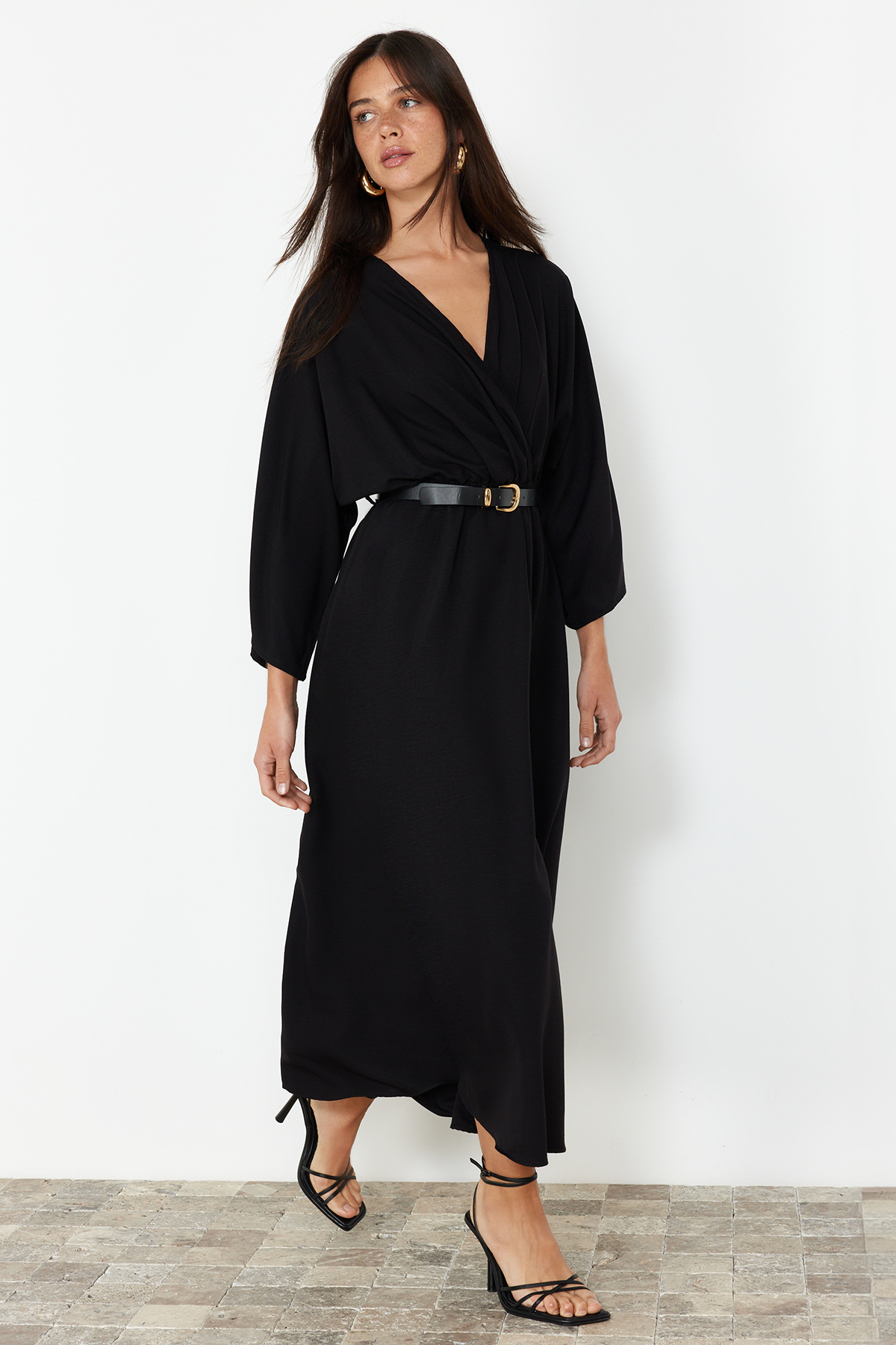 Kolekcia Trendyol Aerobin Midi šaty – čierne s opaskom a dvojradovým výstriho...